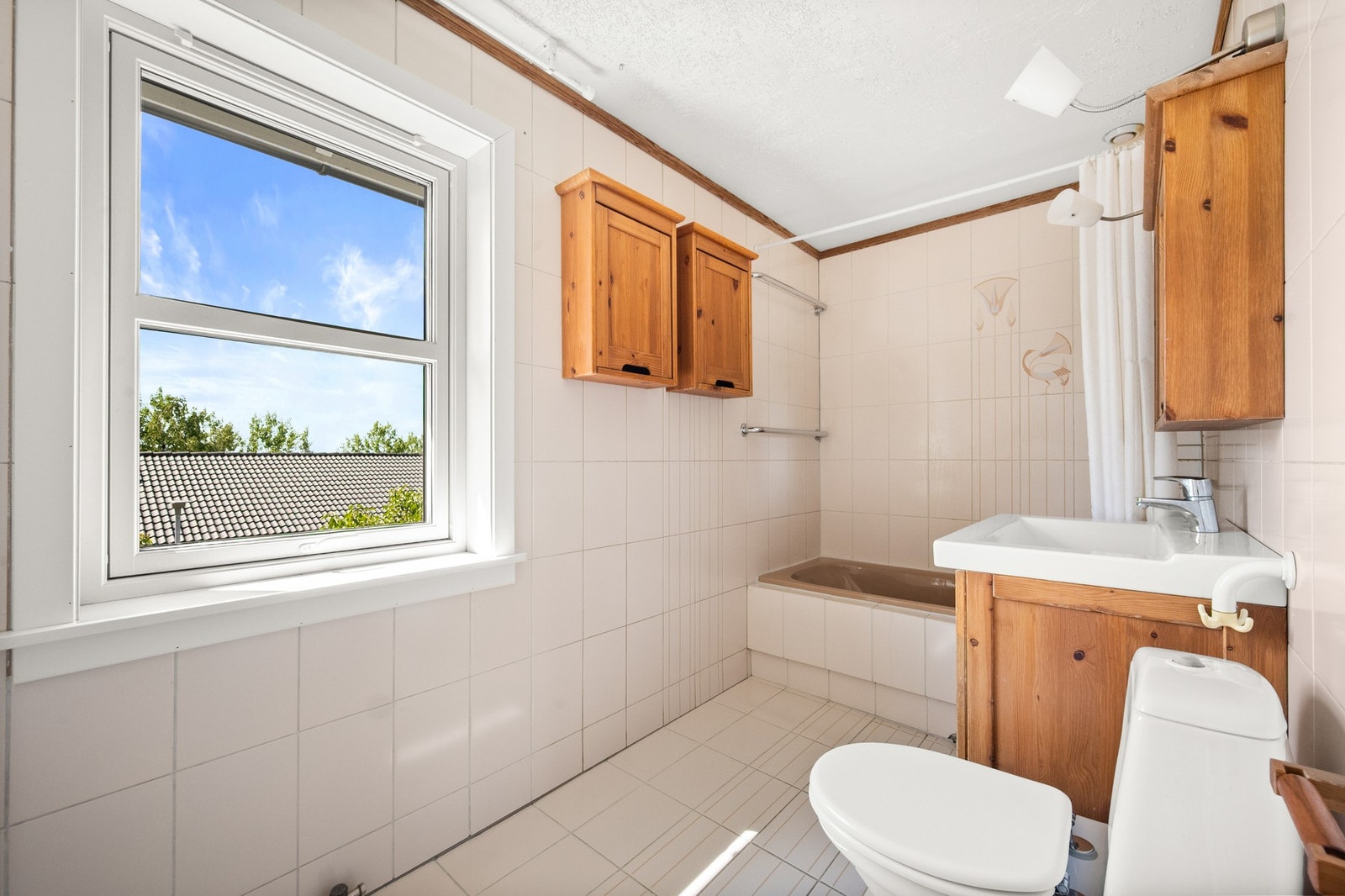 Videre fra vaskerommet har du et stort baderom med badekar. Galleribilde