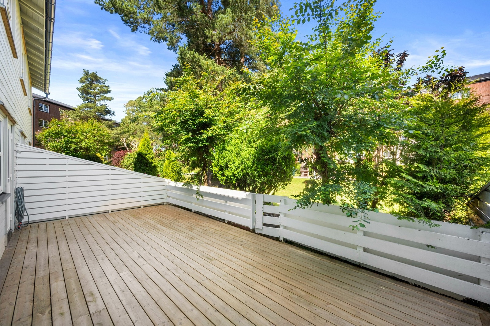 Terrassen er på hele 25kvm og med innsynsfri beliggenhet, kan du nyte dagene her i fred og ro. Galleribilde