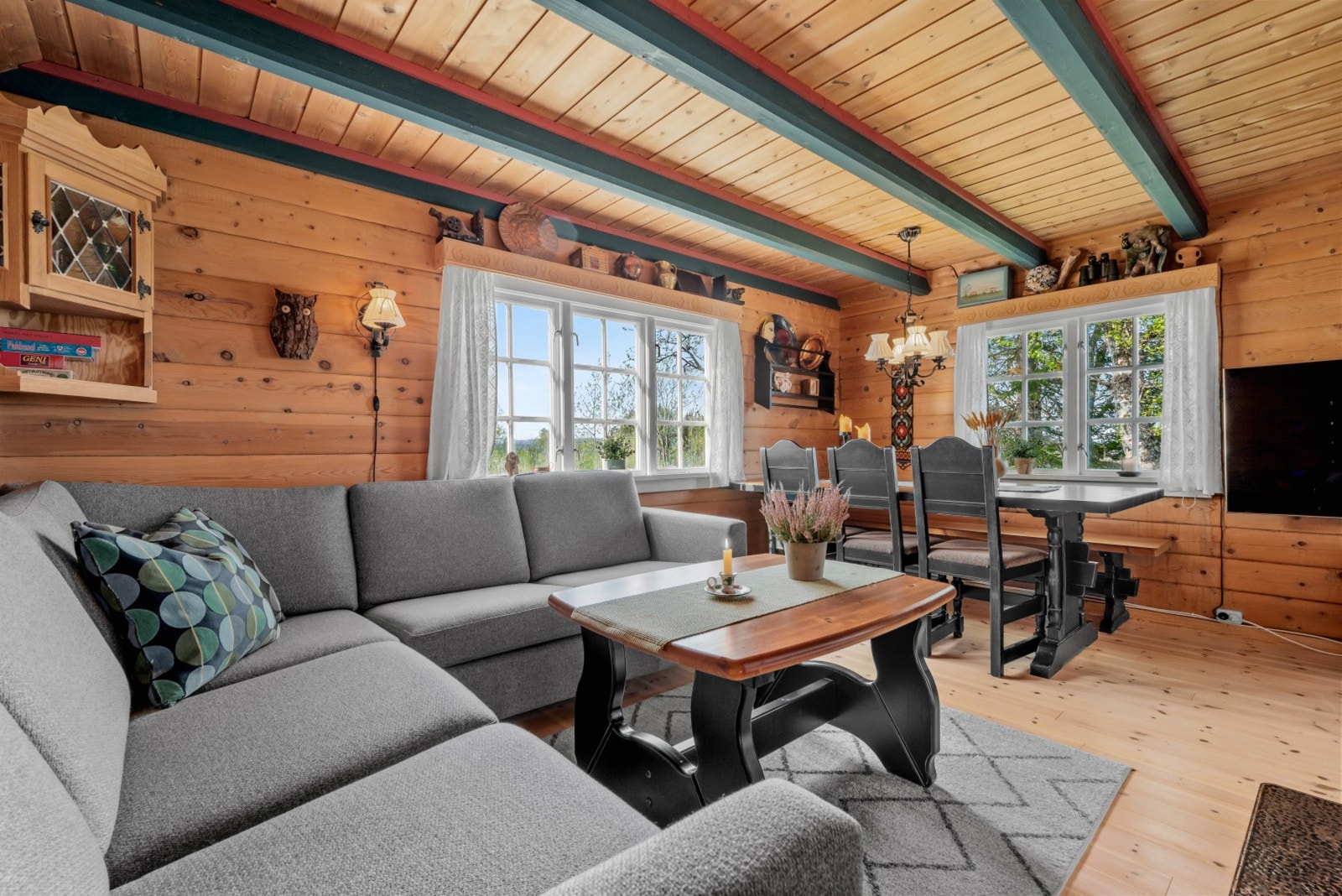 Hytten har en smart planløsning med tre soverom bad og stor stue og kjøkken løsning. Galleribilde