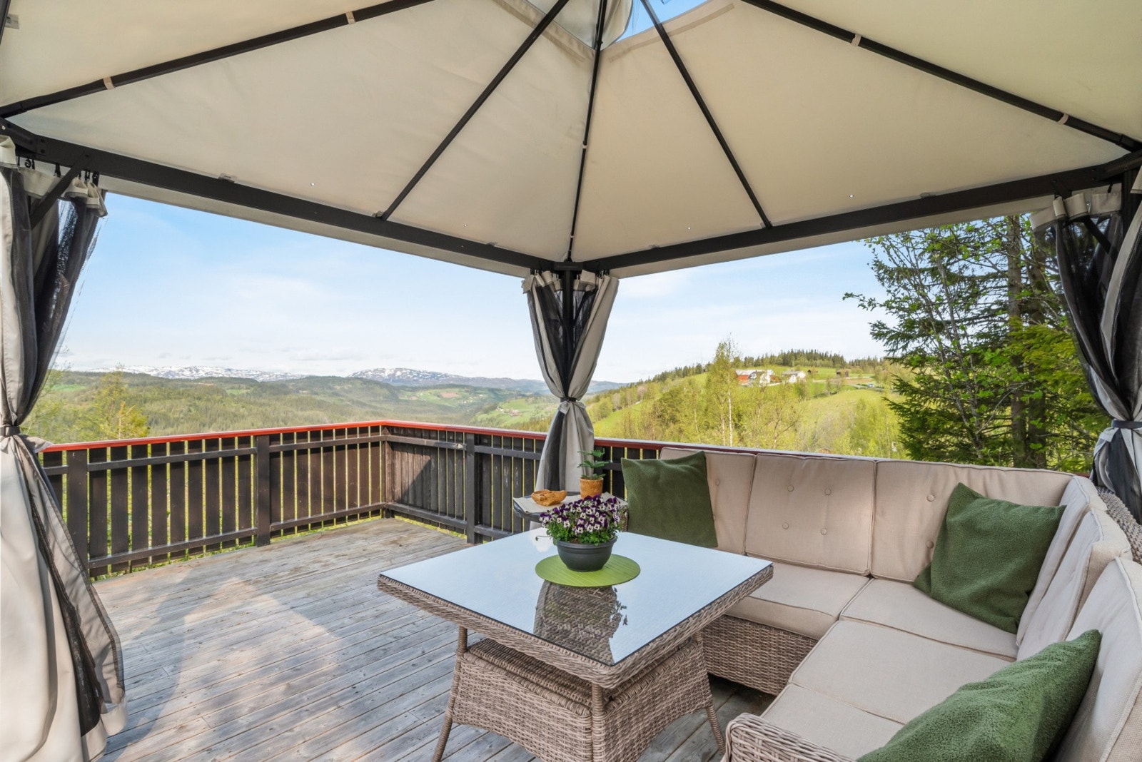 Hytten har en terrasse på 50m². Galleribilde