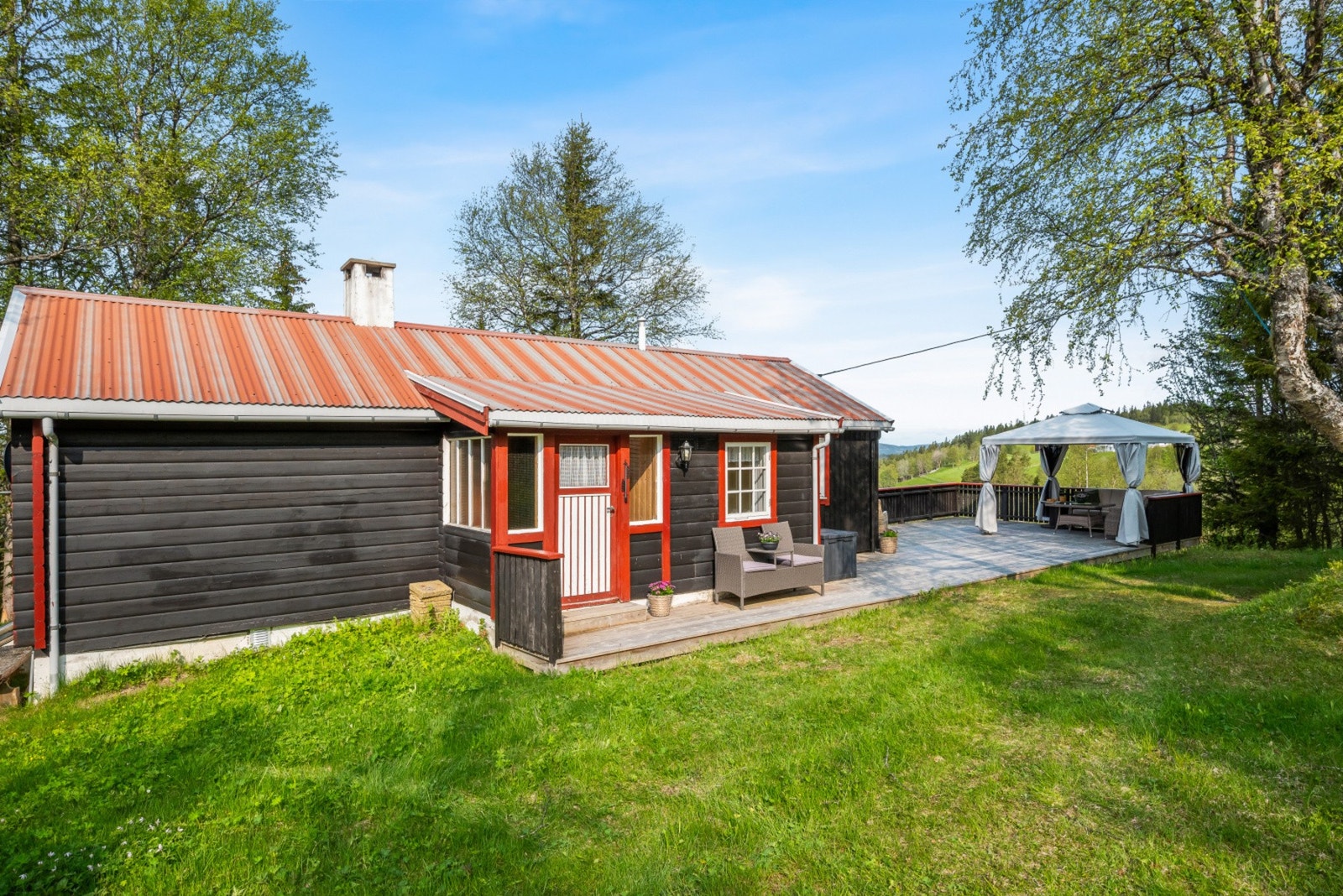 Hytta ligger i et landlig område. Galleribilde