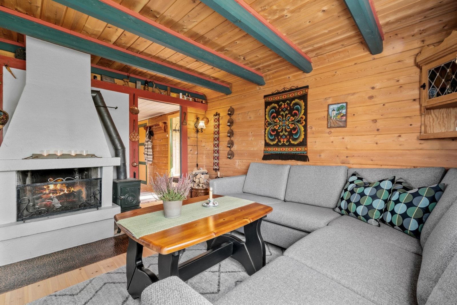 Stuen er på 15,5m². Ovnen er ikke i bruk og bildet er illustrert med flammer. Galleribilde