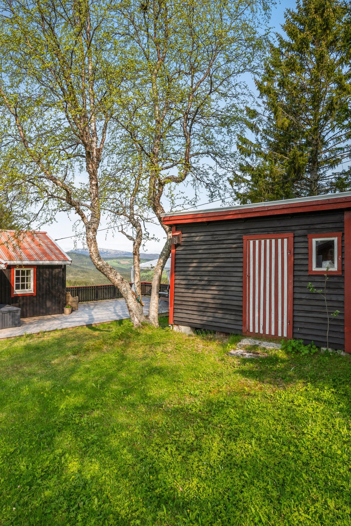 Det er uthus som er perfekt for oppbevaring av ved og diverse redskap. Galleribilde