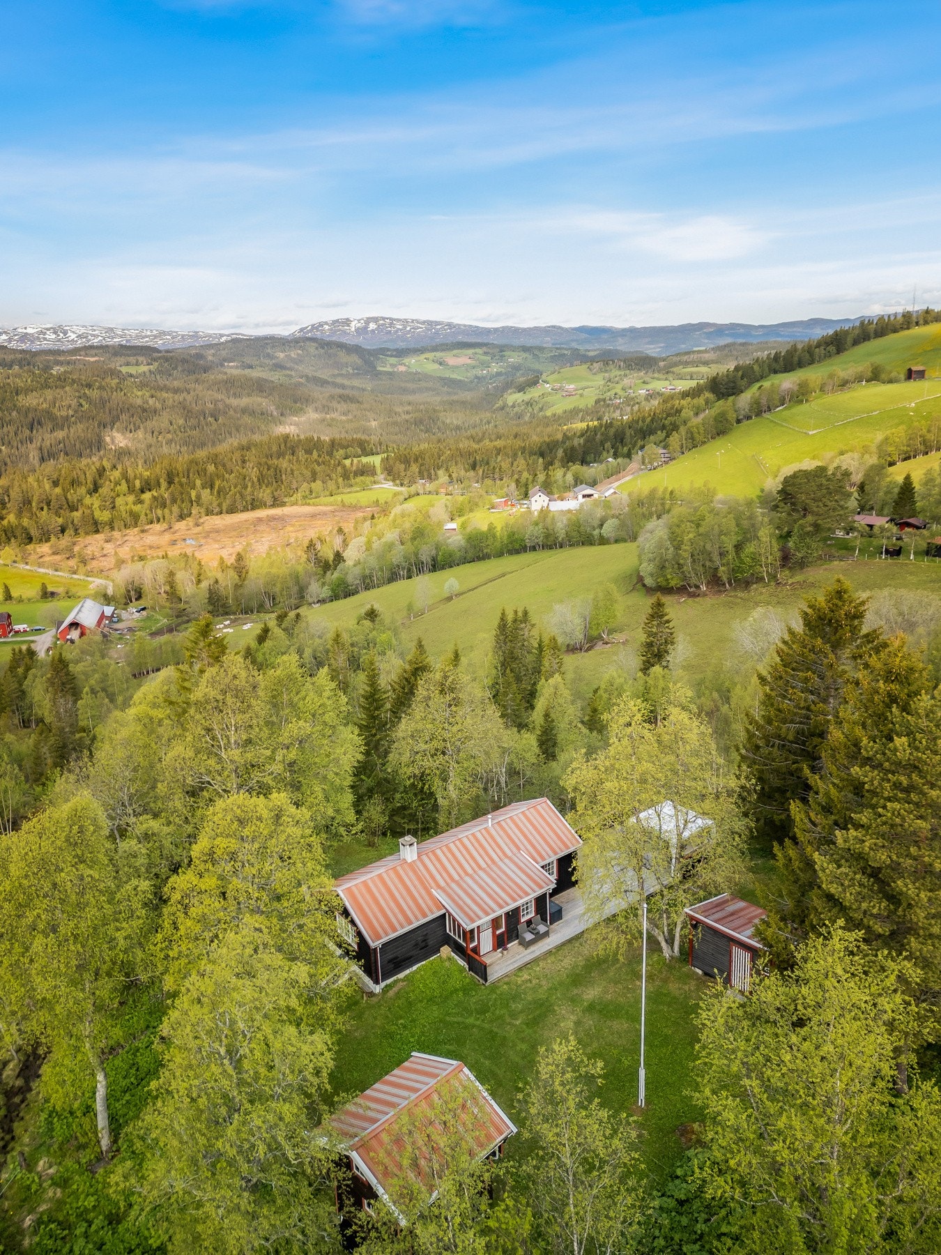 Eiendommen ligger fint til i høyden, som gir flotte utsiktsforhold. Galleribilde