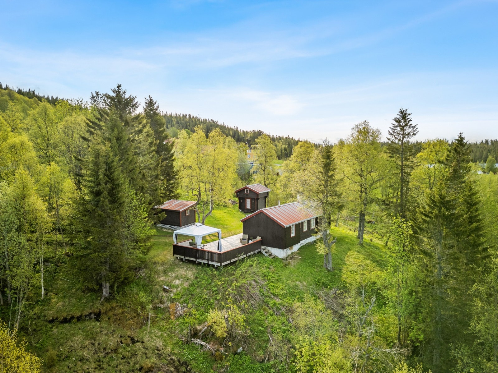 Tomten består av hytta, stabbur og uthus. Galleribilde