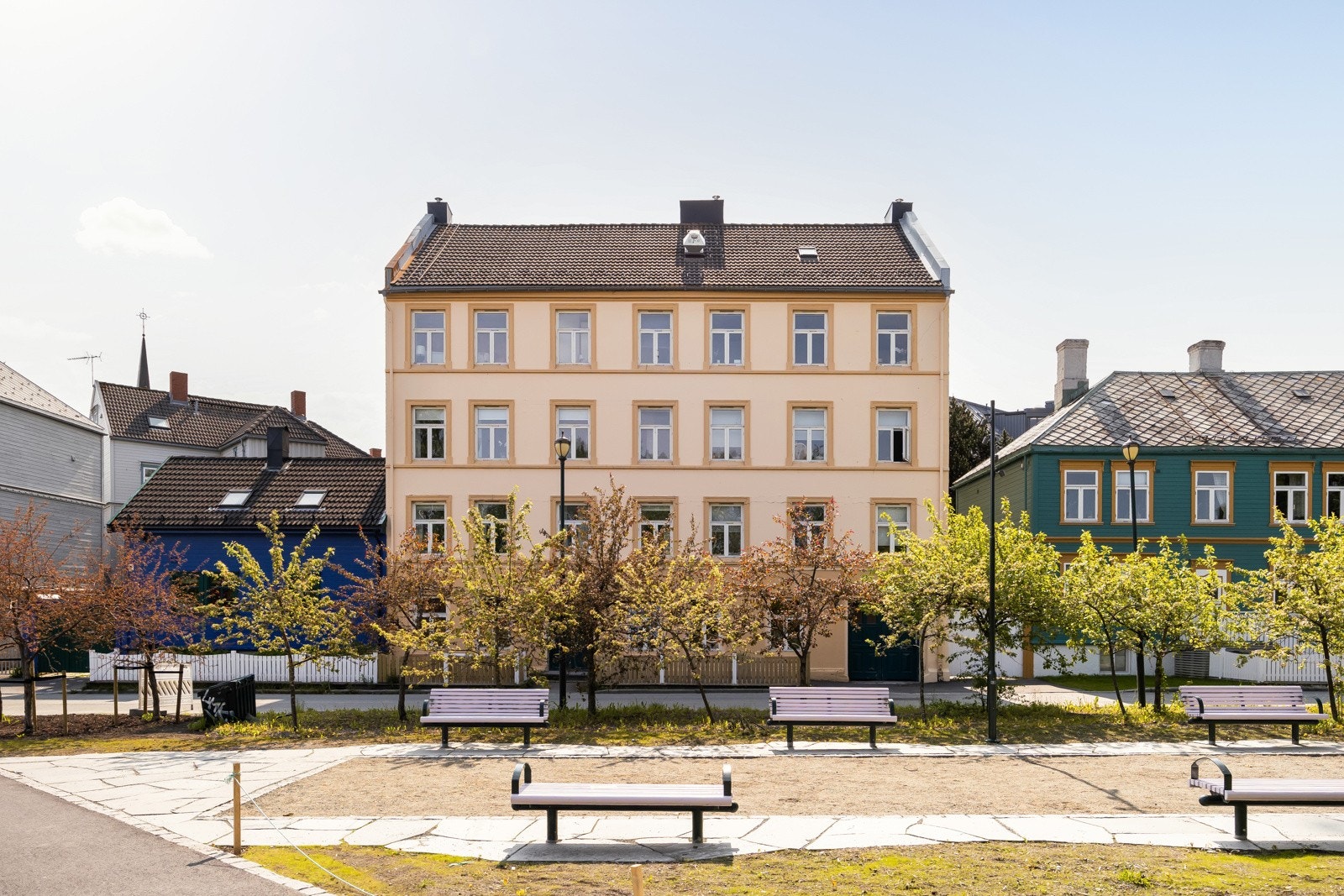 Leiligheten ligger skjermet til i byggets 3. etasje med flott utsyn over Strandveiparken. Galleribilde