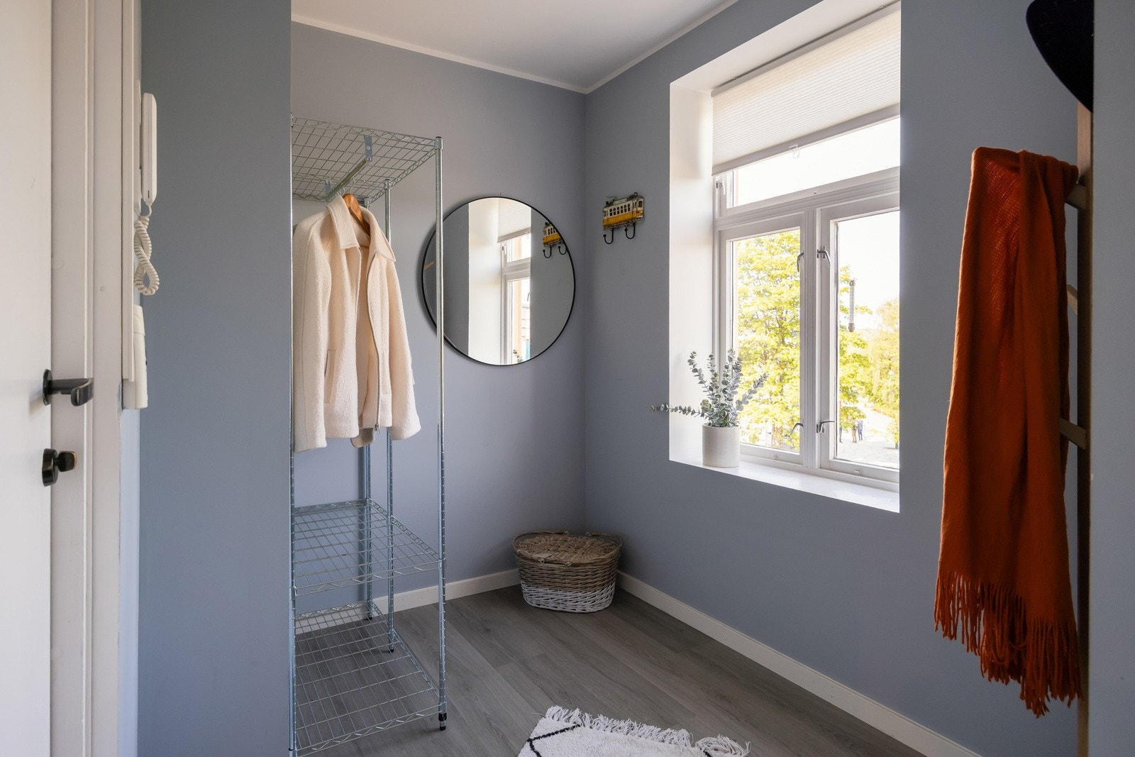 Innbydende inngangsparti med god plass til å henge fra seg yttertøy. Fra ytterdøren er det knappe to minutters gange til meget godt kollektivtilbud, med både buss og tog. Parkering i gate like ved bygget. Galleribilde