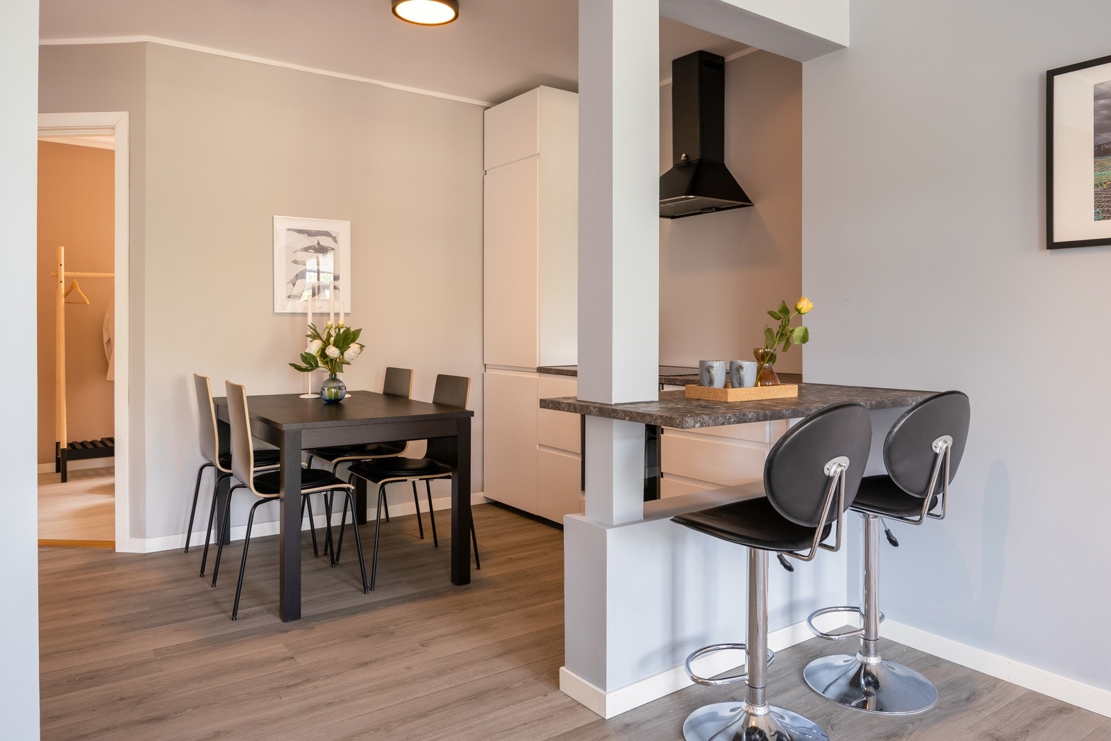 Det er mekanisk avtrekk over platetoppen. Ingen tegn til fukt eller skade iht. takstrapport, tilstandsgrad 1. Galleribilde