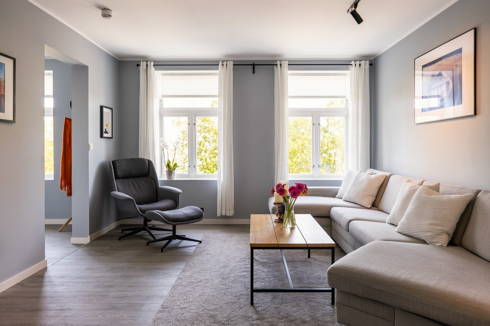 Smakfull og innholdsrik selveierleilighet med etterspurt beliggenhet og nærhet til alle byens fasiliteter. Innen 5 min. gange til Solsiden. Galleribilde