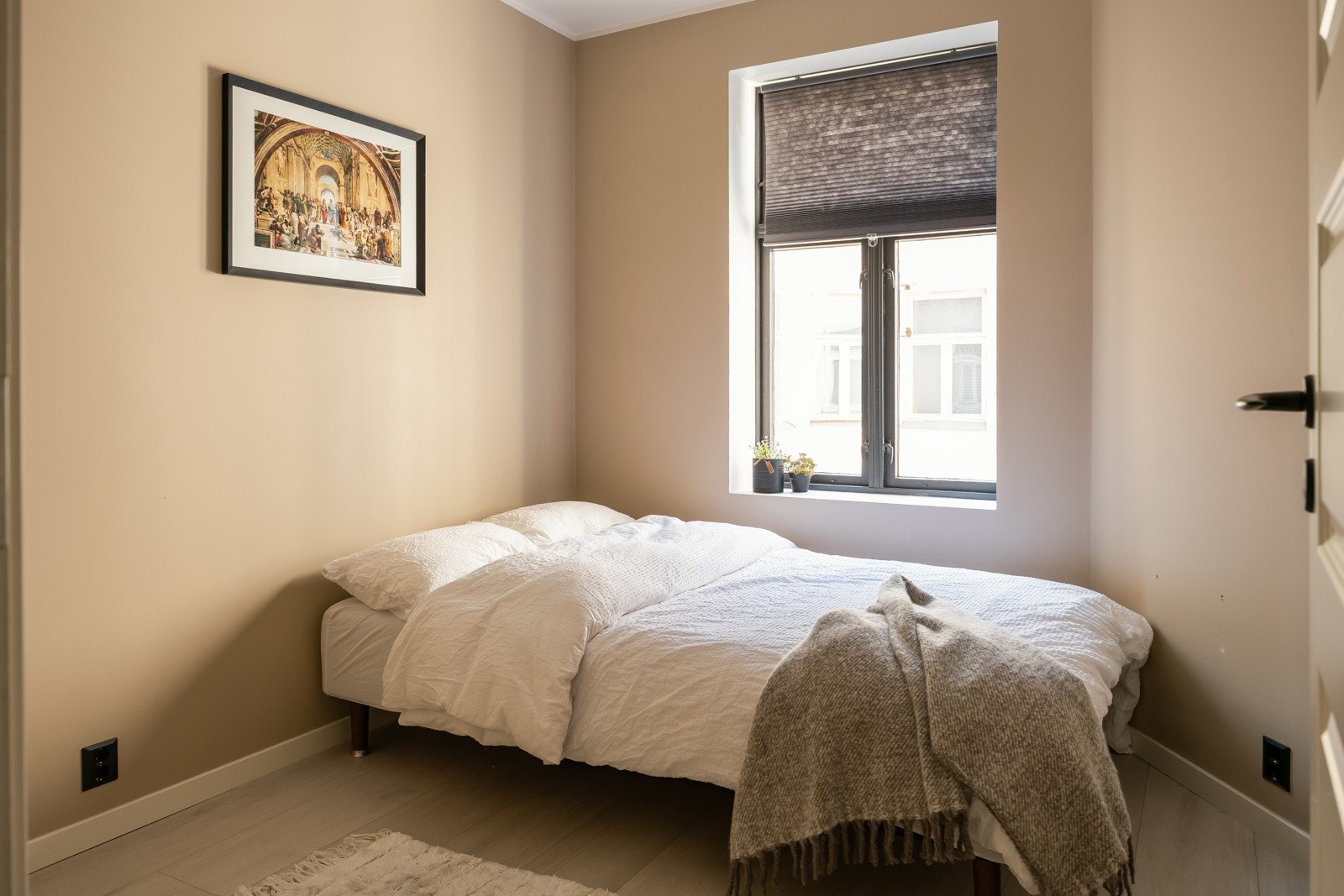 Soverom; 7,5 kvm. Moderne sorte detaljer på bla. vinduene. Galleribilde