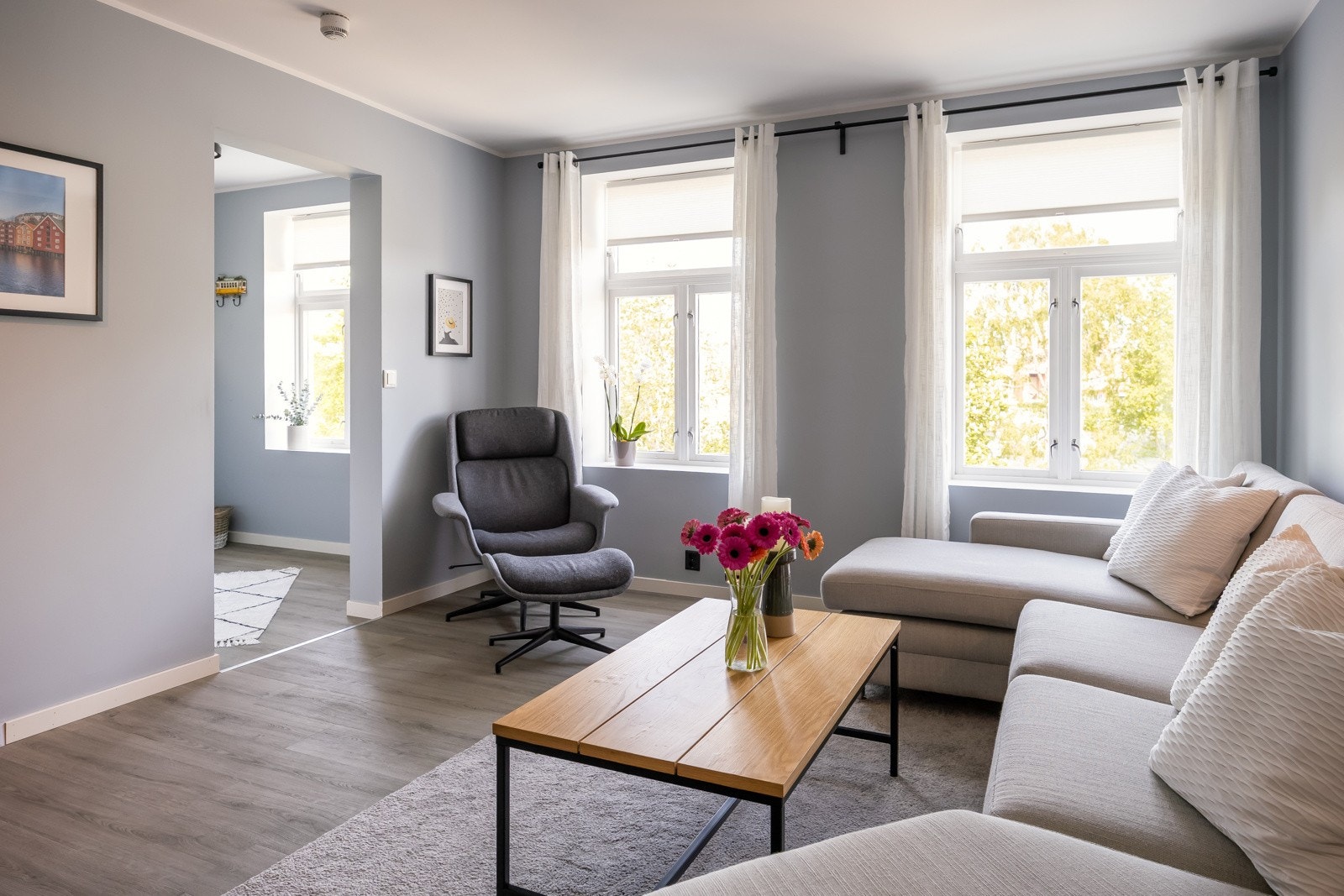 Alle overflater, ekstra lydisolering i tak, elektrisk arbeid, røranlegg, bad og kjøkken ble renovert. Nytt gjennomgående gulv fra 2023. Galleribilde