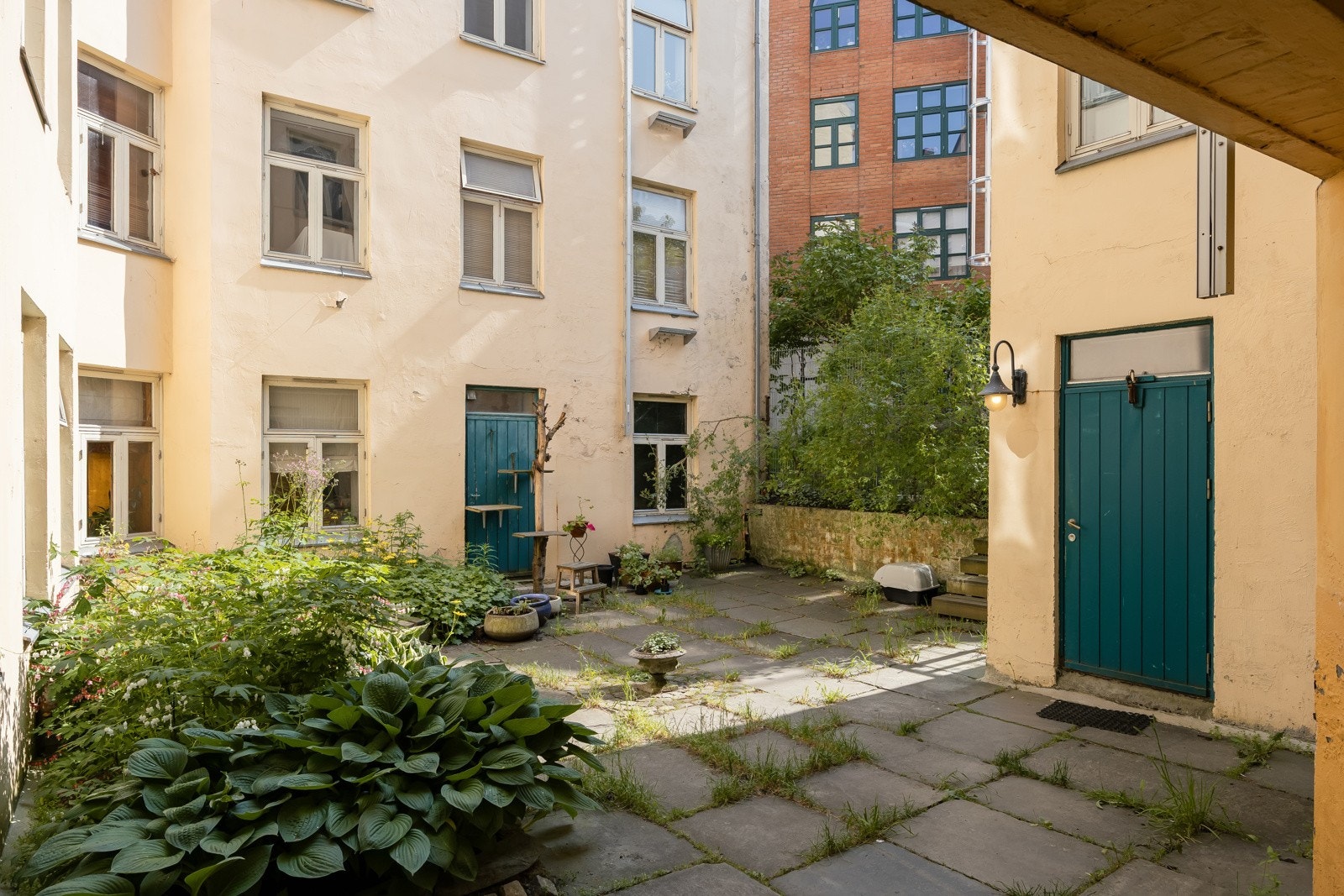 Det er umiddelbar nærhet til både togstasjon og bussholdeplass. Enkel tilgang til store studiesteder og arbeidsplasser. Galleribilde