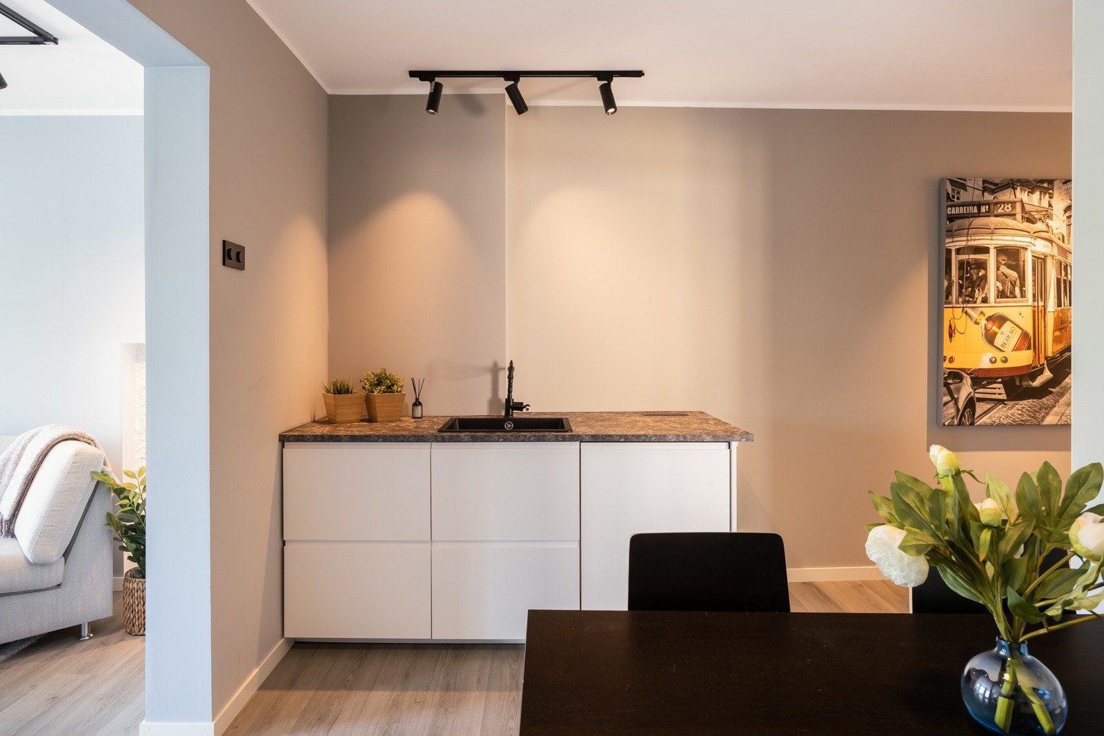 Kjøkkenet har en praktisk to-delt løsning som skaper ekstra benke- og skapplass. Det er montert skjult stikkontakt fra Evoline i kjøkkenbenk. Galleribilde