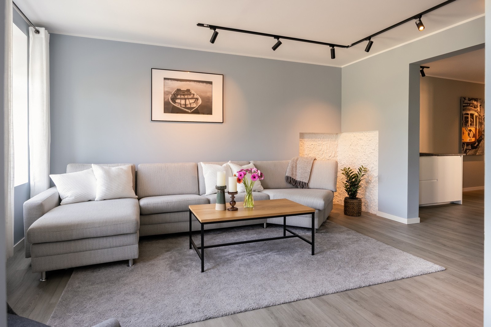 Leiligheten ble totalrenovert i 2021, og holder en gjennomgående tiltalende stil med lyst gulv og slette overflater. Romslig stueløsning. Galleribilde