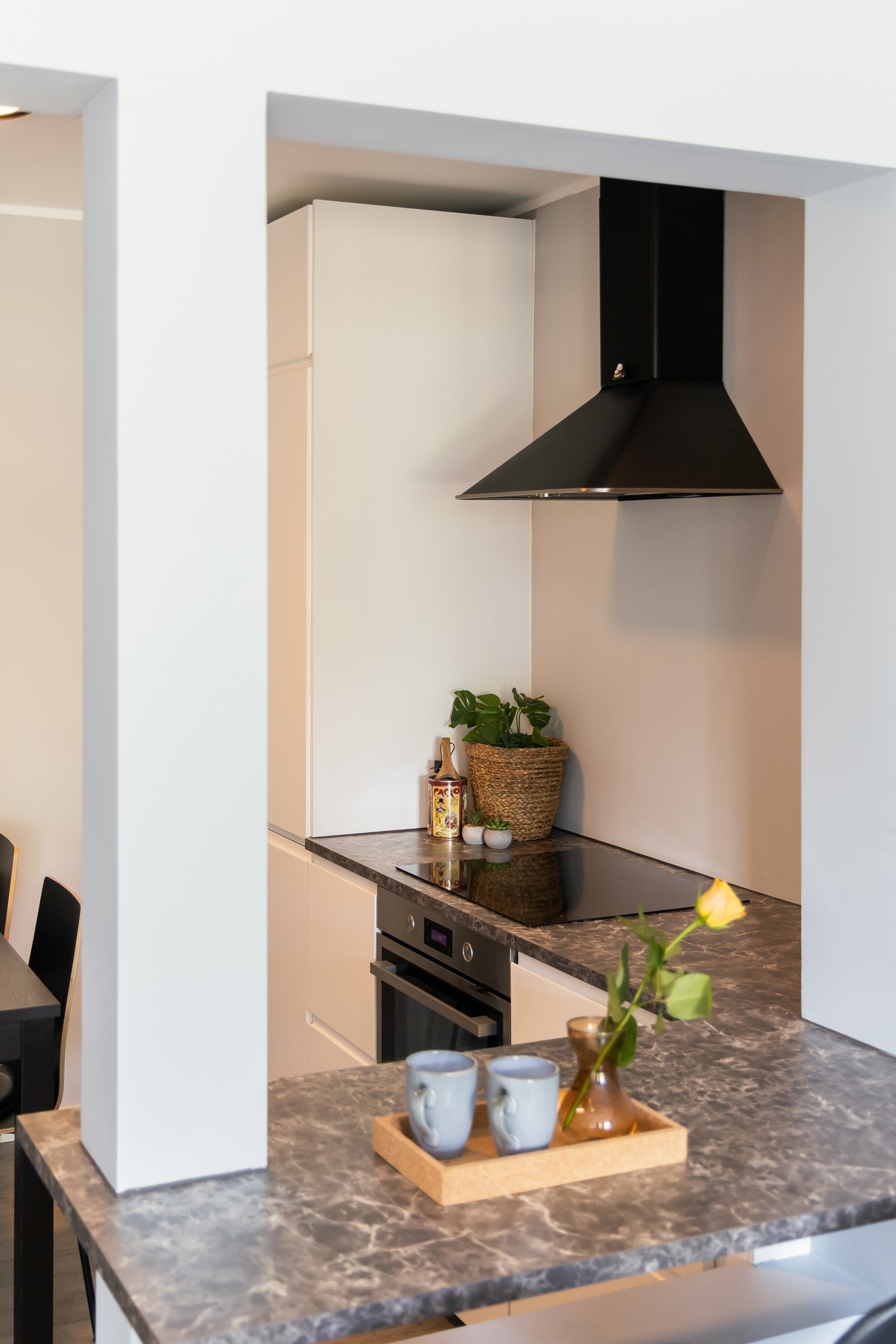 Kjøkkenet har naturlig plass for spisebord, i tillegg til denne flotte barløsningen. Galleribilde