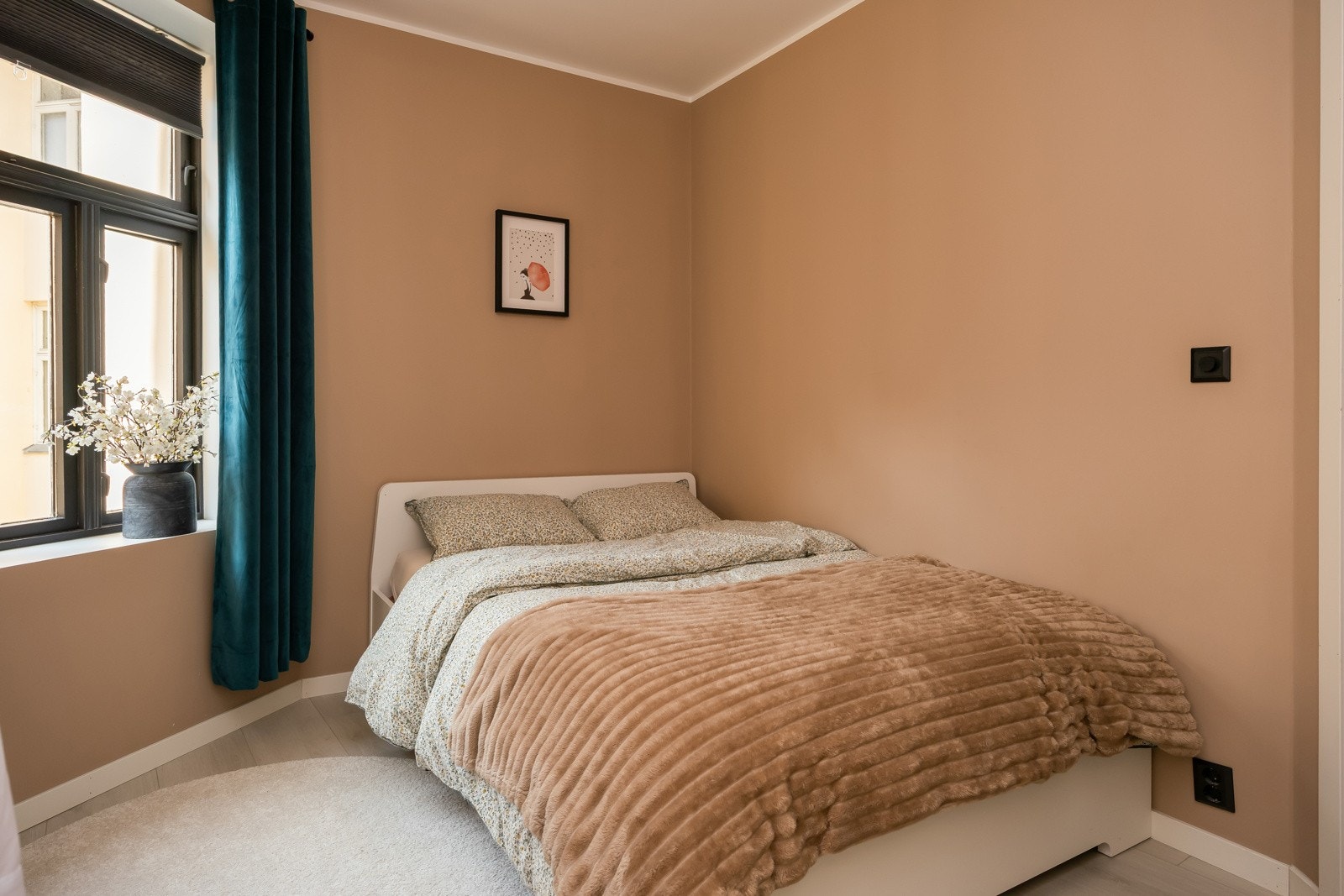 Leiligheten er innredet med tre soverom. Alle er av god størrelse og vender mot rolig bakgård. Galleribilde