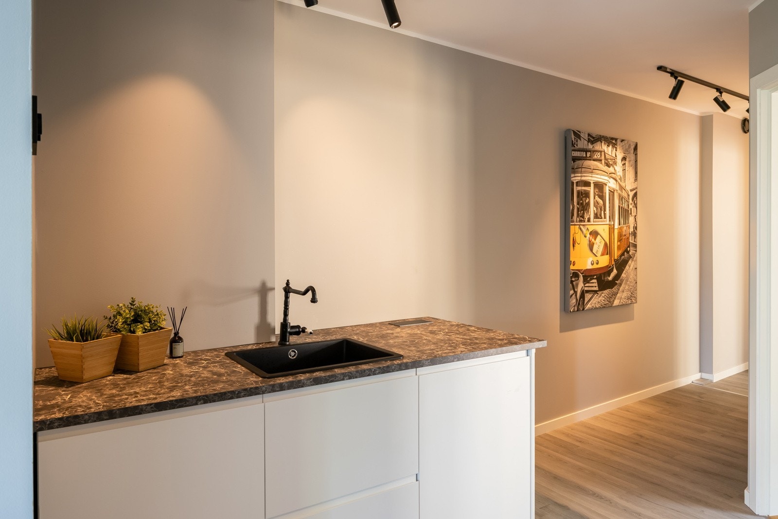 Stilren innredning med generøs benk - og skapplass, og integrerte hvitevarer som medfølger i handelen. Galleribilde