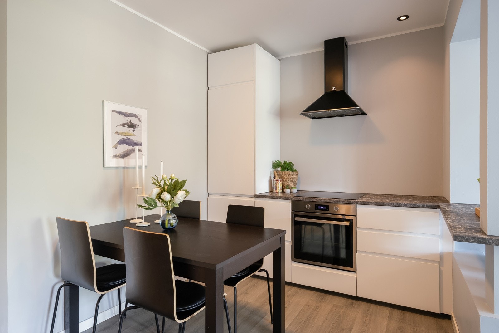 Tydelig bygårdspreg med store vindusflater og god takhøyde. Dette gir godt med naturlig lys og en luftig atmosfære i stuen. Galleribilde