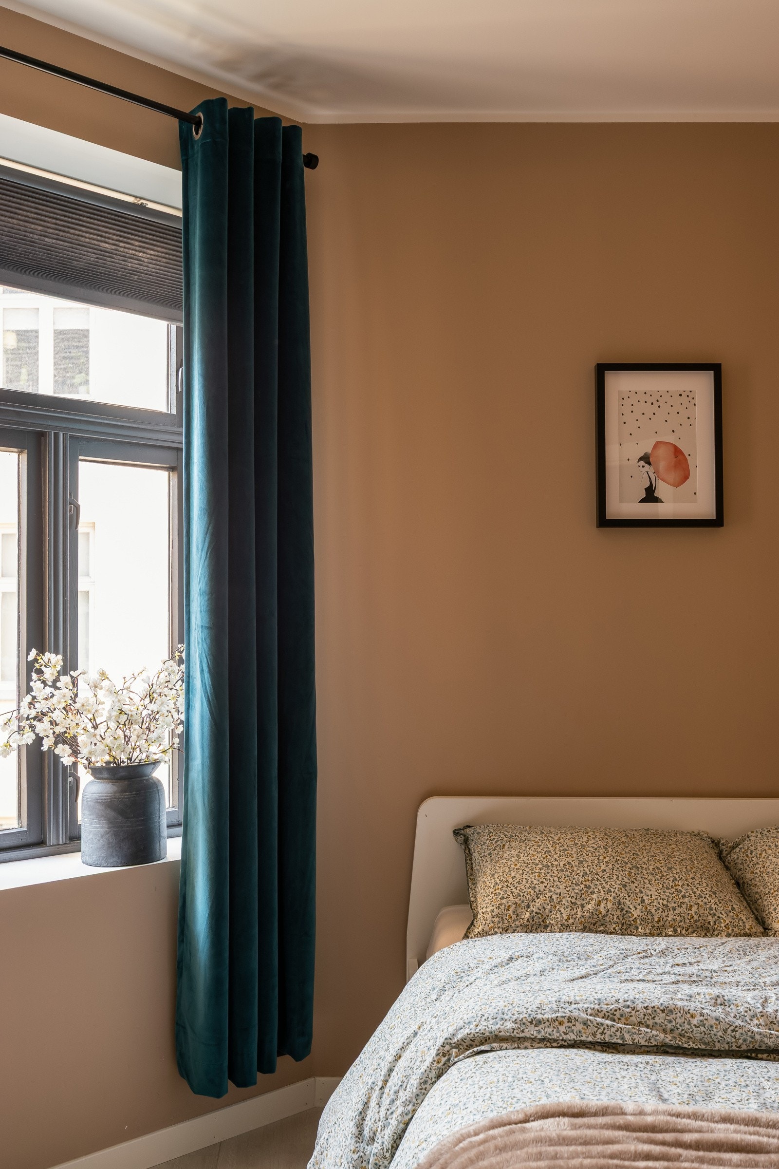 Soverom; 8,5 kvm. Moderne sorte detaljer på bla. vinduene. Galleribilde