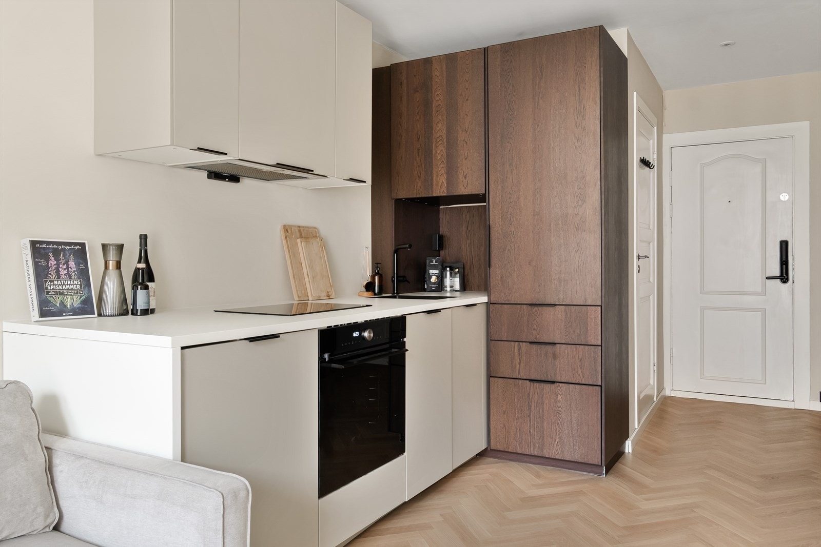 Av hvitevarer er det integrert induksjonstopp, stekeovn, oppvaskmaskin og kombinert kjøl/frys. Kullfilterventilator over kokeplass. Komfyrvakt og waterguard montert. Galleribilde