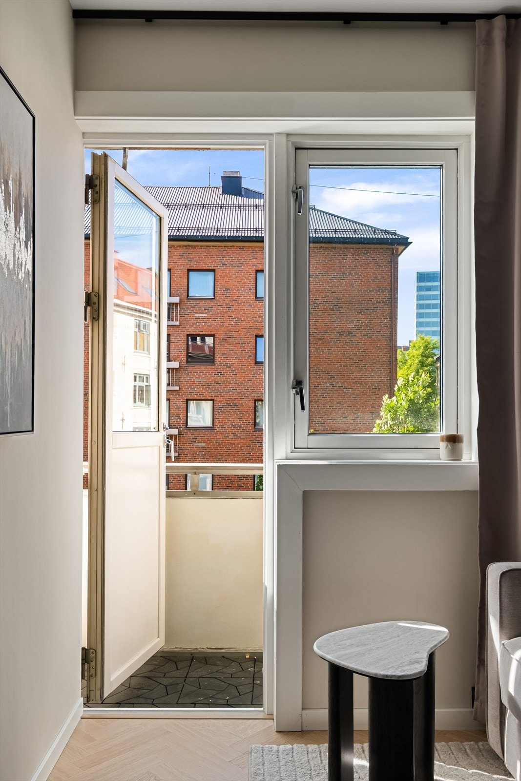 Fra stuen er det utgang til balkong. Galleribilde