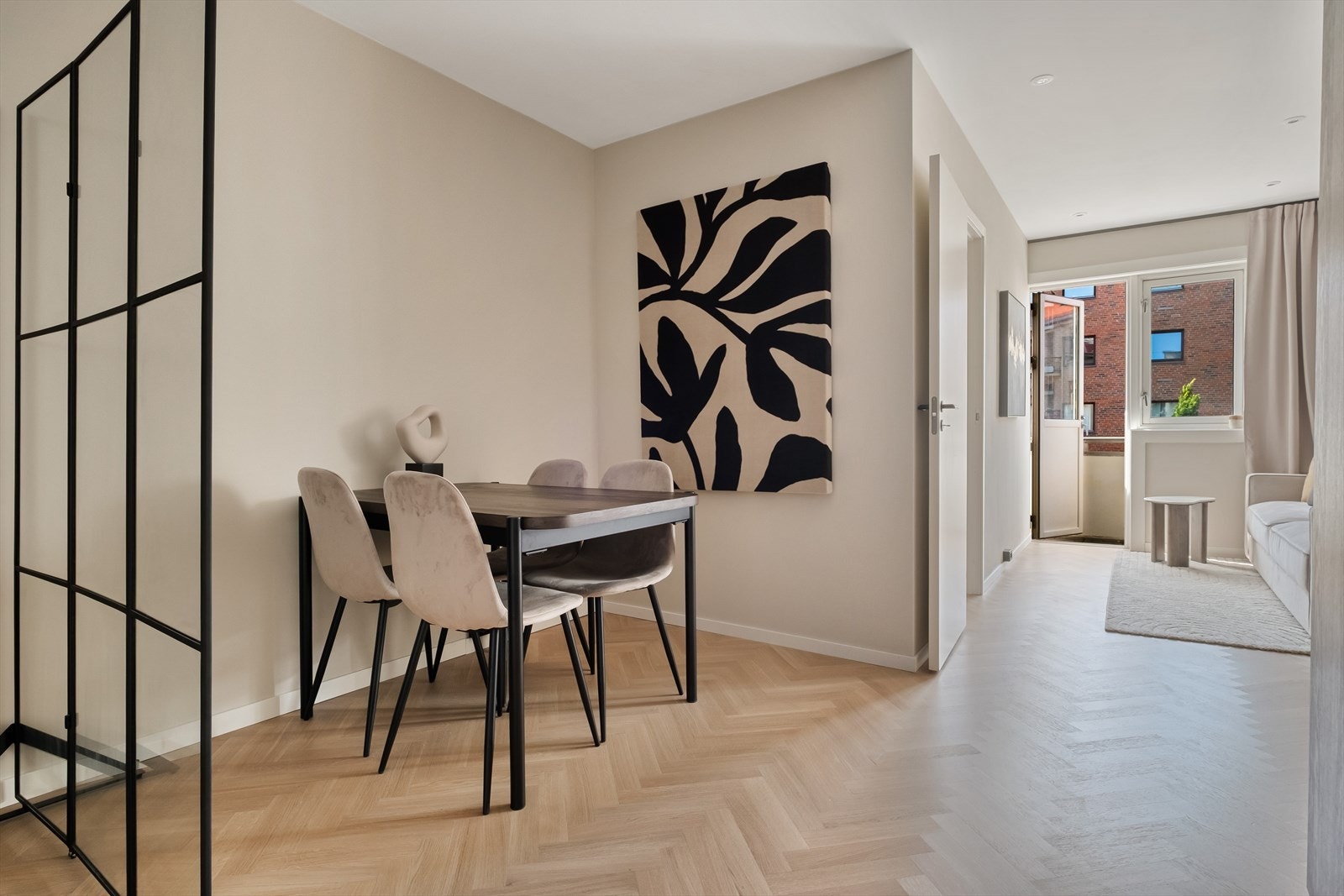 I stuen er det plass til sofaseksjon med tilhørende møblement og spisebord. Galleribilde