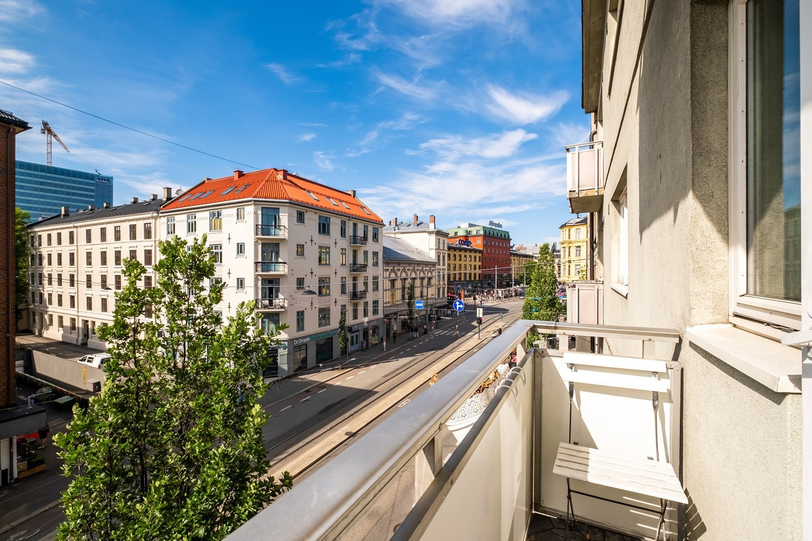 Perfekt leilighet for deg som ønsker et bredt utvalg av kollektivmuligheter, matbutikker, treningssenter, spisesteder og shopping i umiddelbar nærhet! Galleribilde