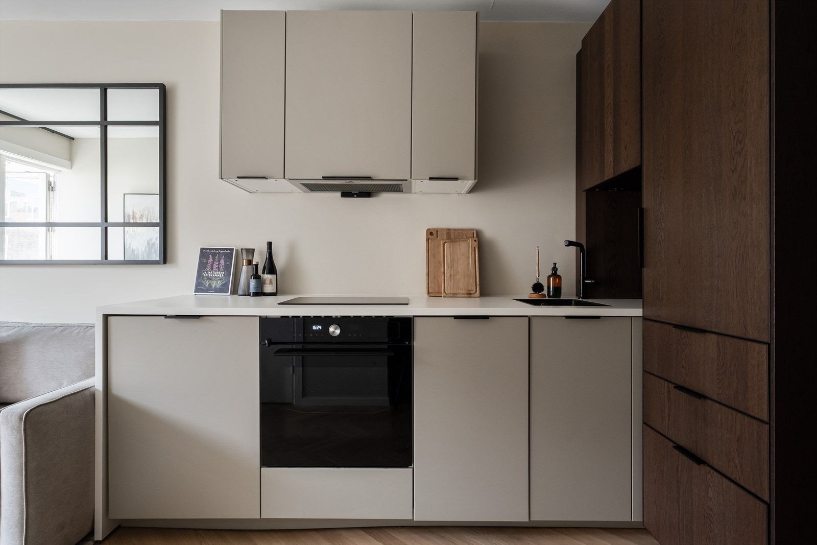 IKEA-kjøkken fra 2024. Kjøkkeninnredning med glatte fronter, ekstra dyp laminat benkeplate med nedfelt vaskekum. Galleribilde