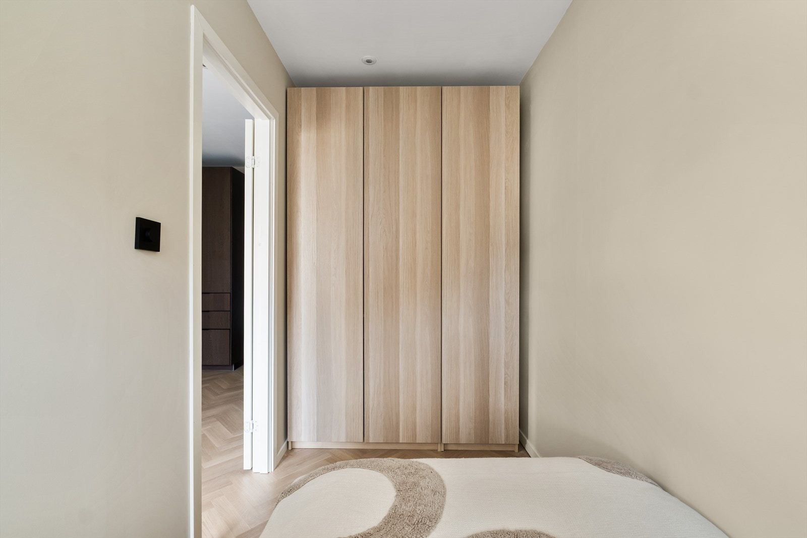 Godt med oppbevaringsplass i garderobeløsning. Galleribilde