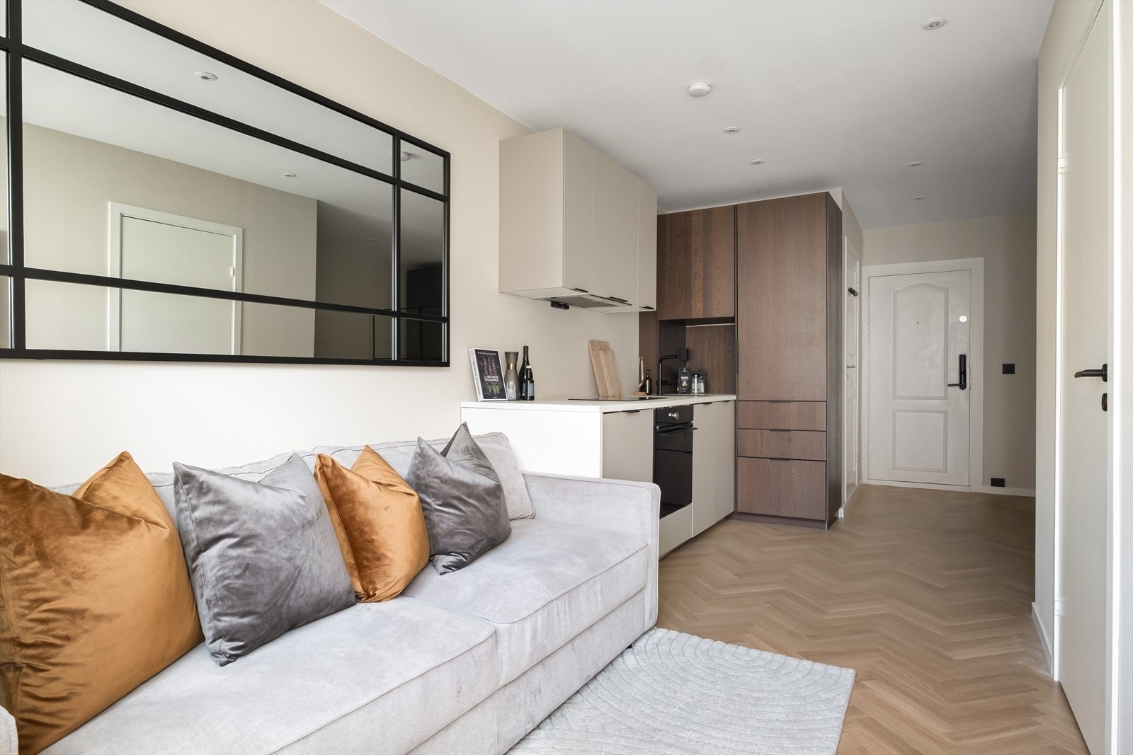 Alle veggene i leiligheten er helsparklet, grunnet og malt i delikate og tidsriktige farger. Galleribilde