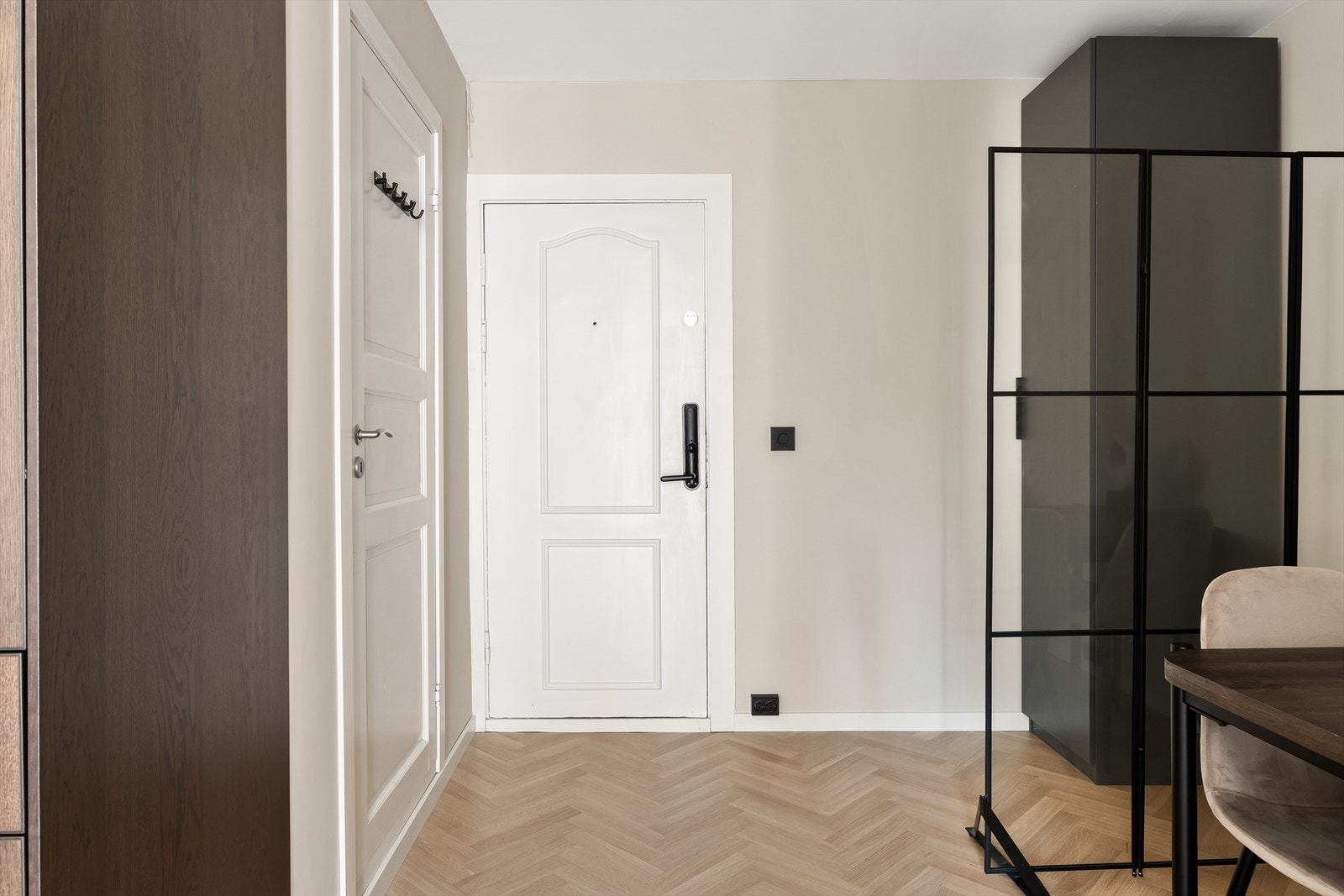 Lys og innbydende entré med god plass til sko og yttertøy. Galleribilde