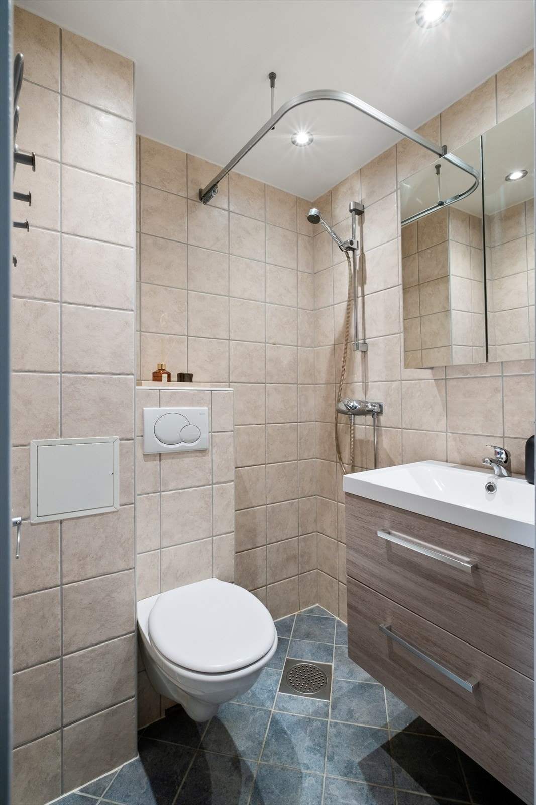 Flislagt baderom fra 2007 med varme i gulvet og downlights i himling. Baderommet ble pusset opp i regi av sameiet. Galleribilde