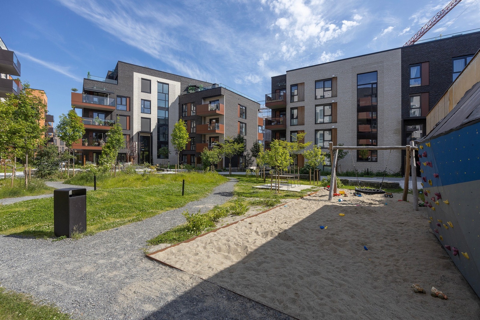 Flotte og barnevennlige fellesarealer med lekeplass og park rett utenfor. Galleribilde