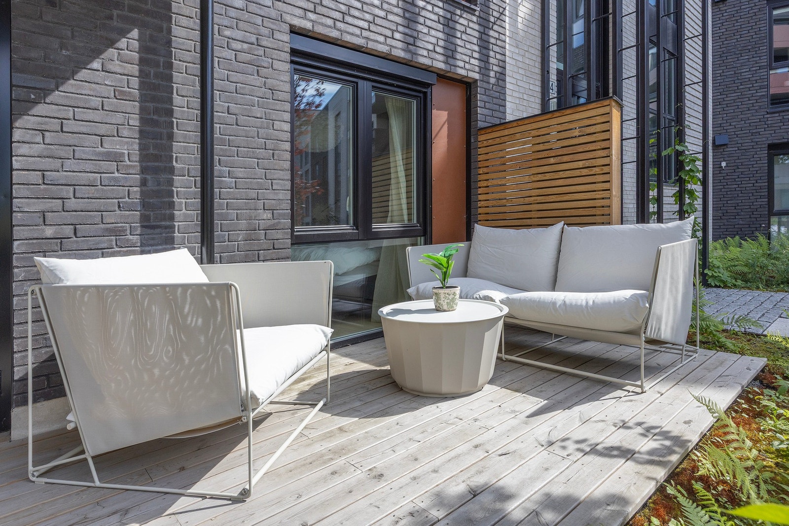 Flott terrasse på 13 m2 med utgang fra kjøkkenet. Galleribilde