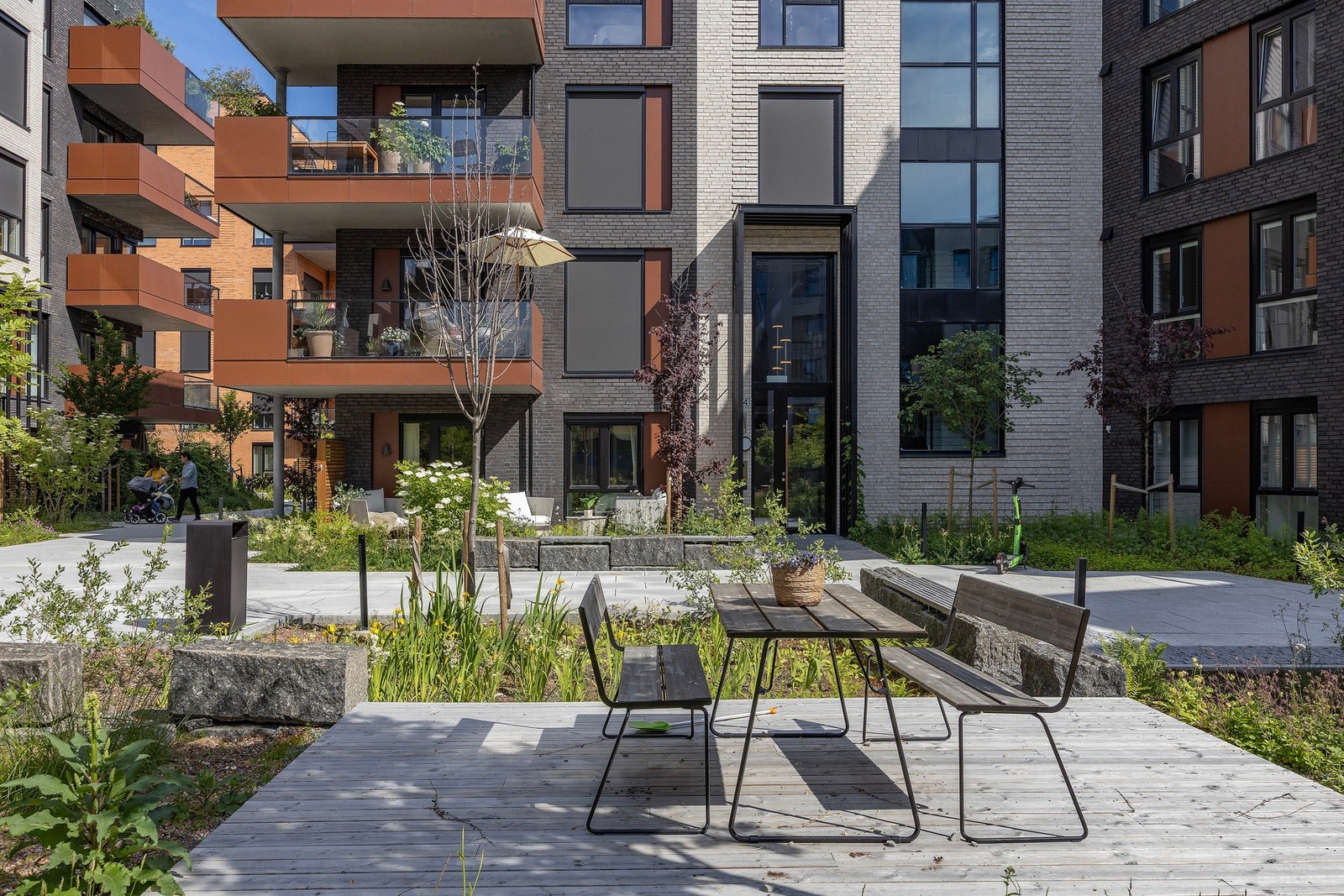 Meget flotte fellesarealer med sittegruppe, beplanting og lekeplass for barna. Galleribilde