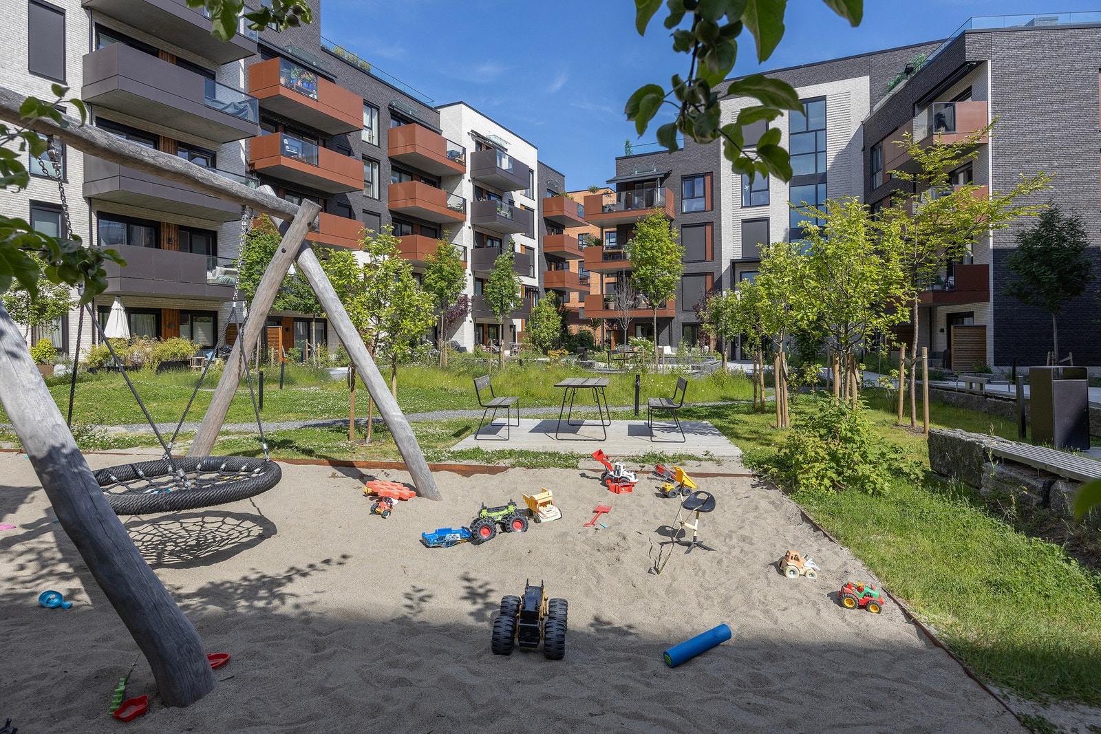 Flotte og barnevennlige fellesarealer med lekeplass og park rett utenfor. Galleribilde
