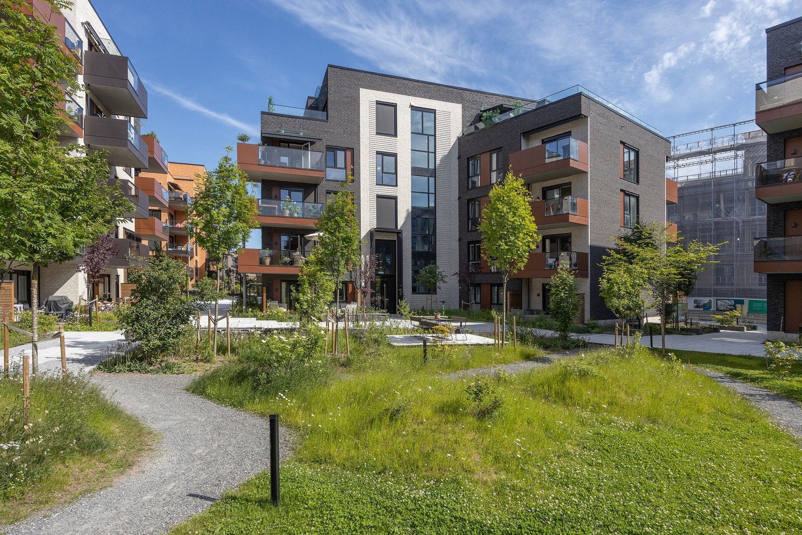 Flotte og barnevennlige fellesarealer med lekeplass og park rett utenfor. Galleribilde
