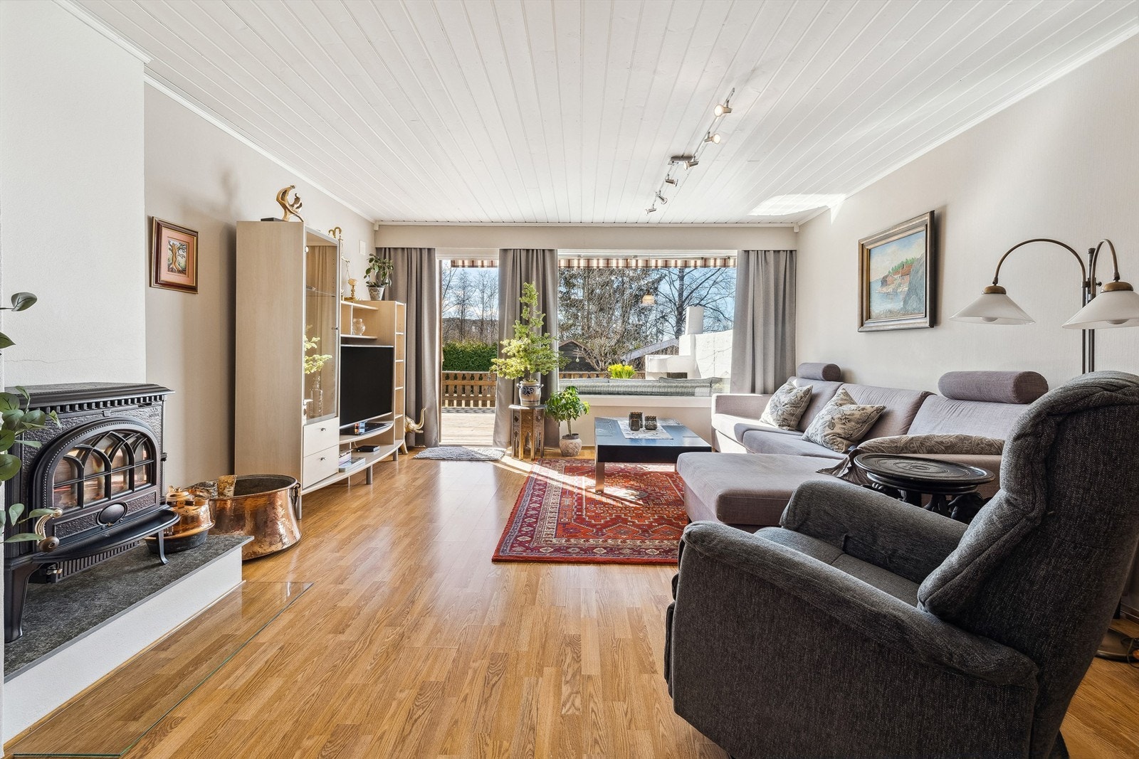 Fra stua har man adkomst til boligens terrasse og hage Galleribilde