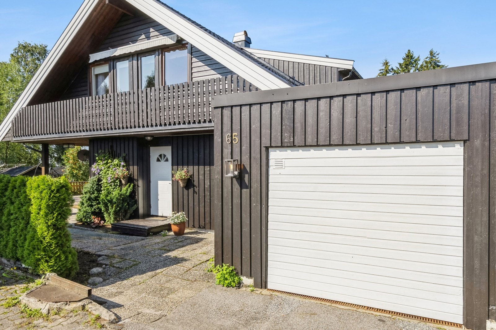 Boligen har egen tilliggende garasje Galleribilde