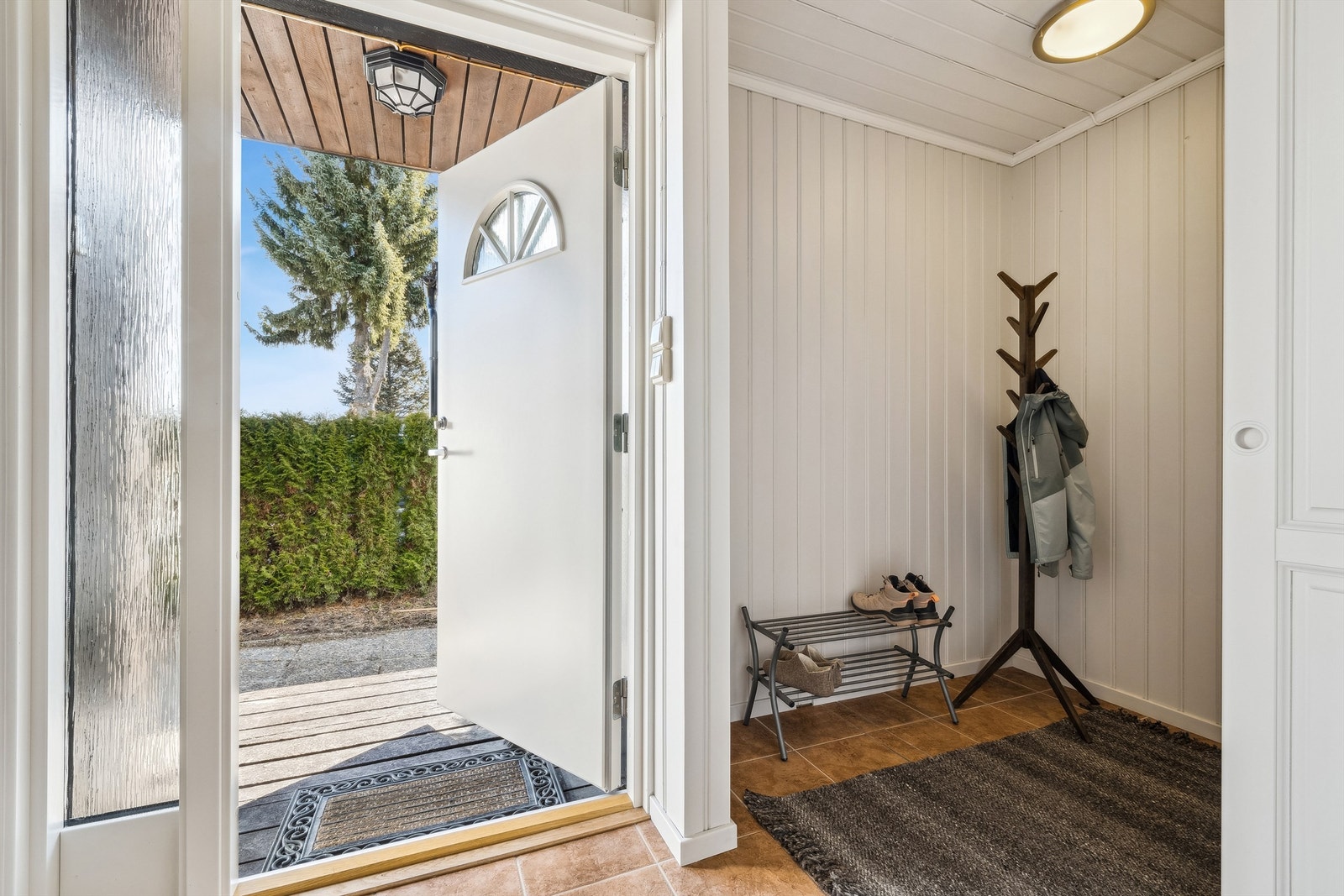 Velkommen inn til en romslig entré med god plass Galleribilde
