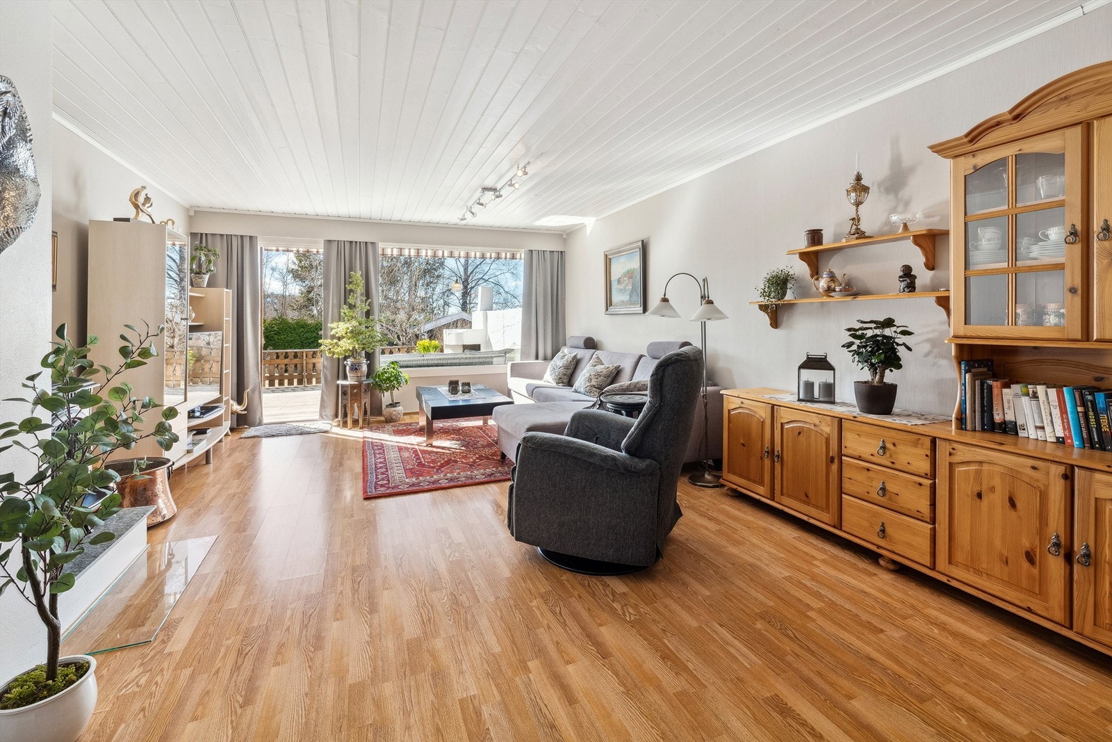 Stua har store vindusflater som slipper inn mye naturlig lys Galleribilde