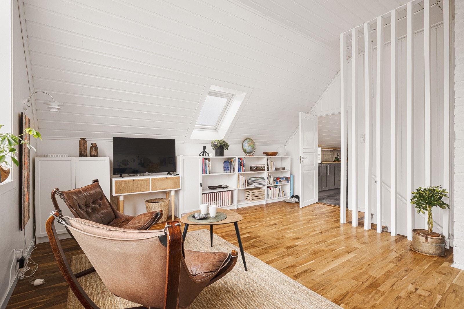 De store vinduene, kombinert med den gode takhøyden gjør at lommet oppleves luftig og romslig. Galleribilde