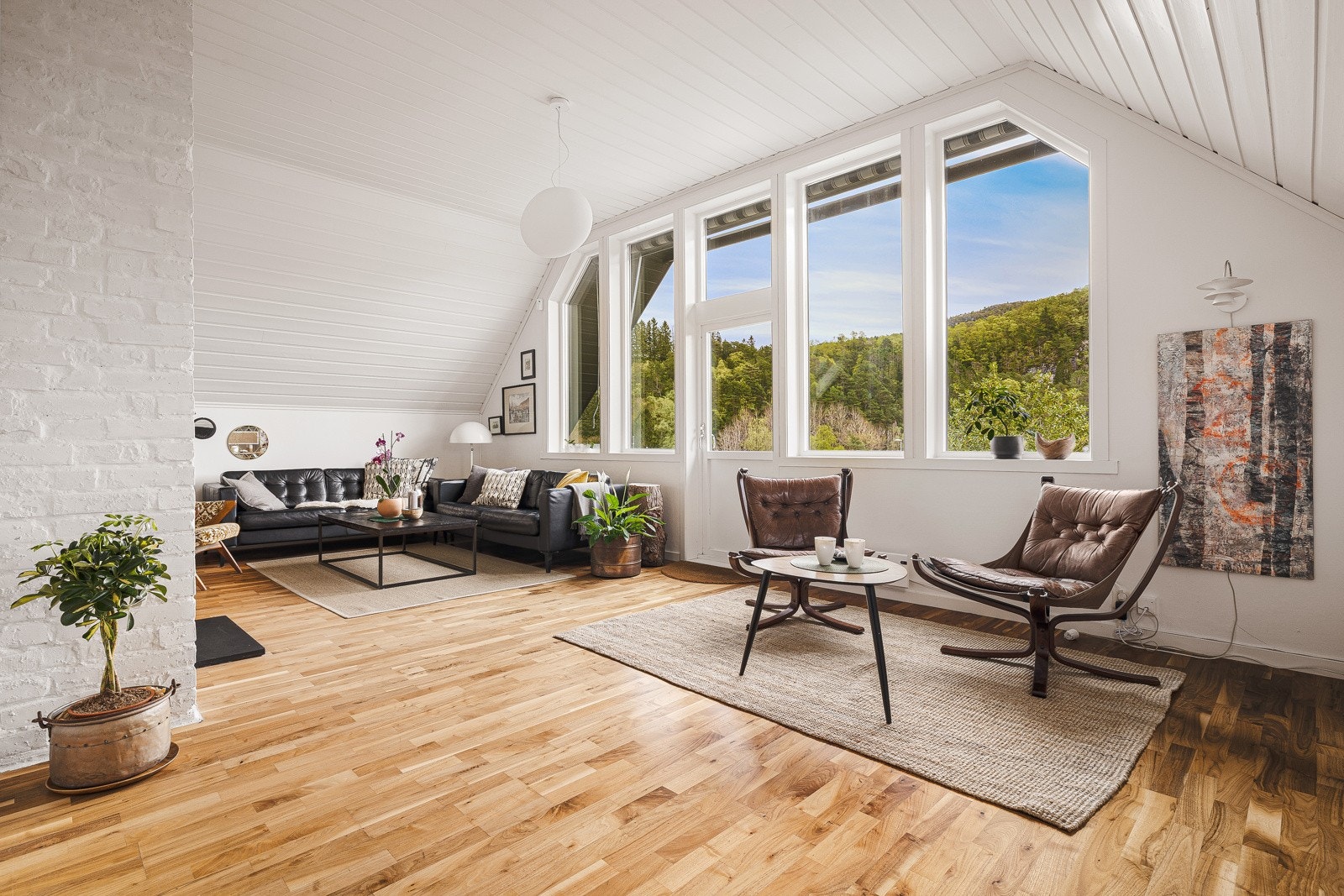 Romslig stue med masse lysinnslipp og god takhøyde. Galleribilde