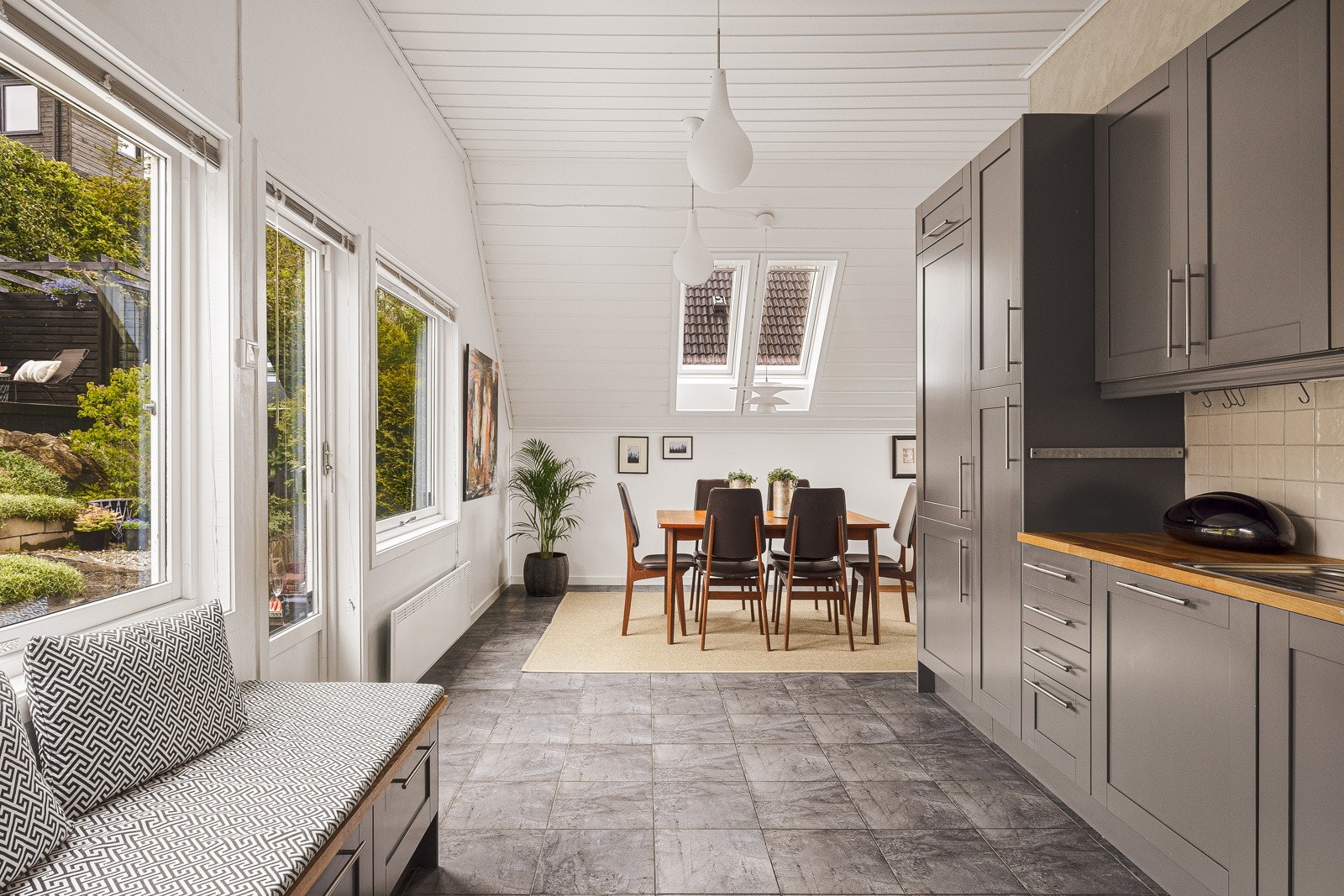 Kjøkkenet har en flott kjøkkeninnredning med profilerte fronter og benkeplate i tre. Galleribilde