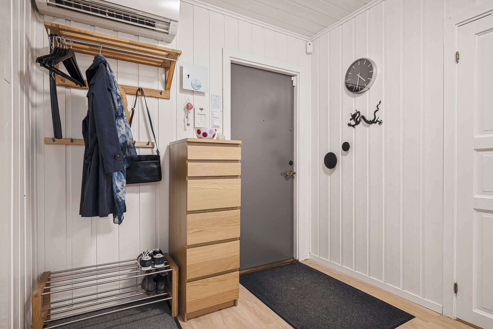 Entre med god plass til å henge fra seg yttertøy og sko. Galleribilde