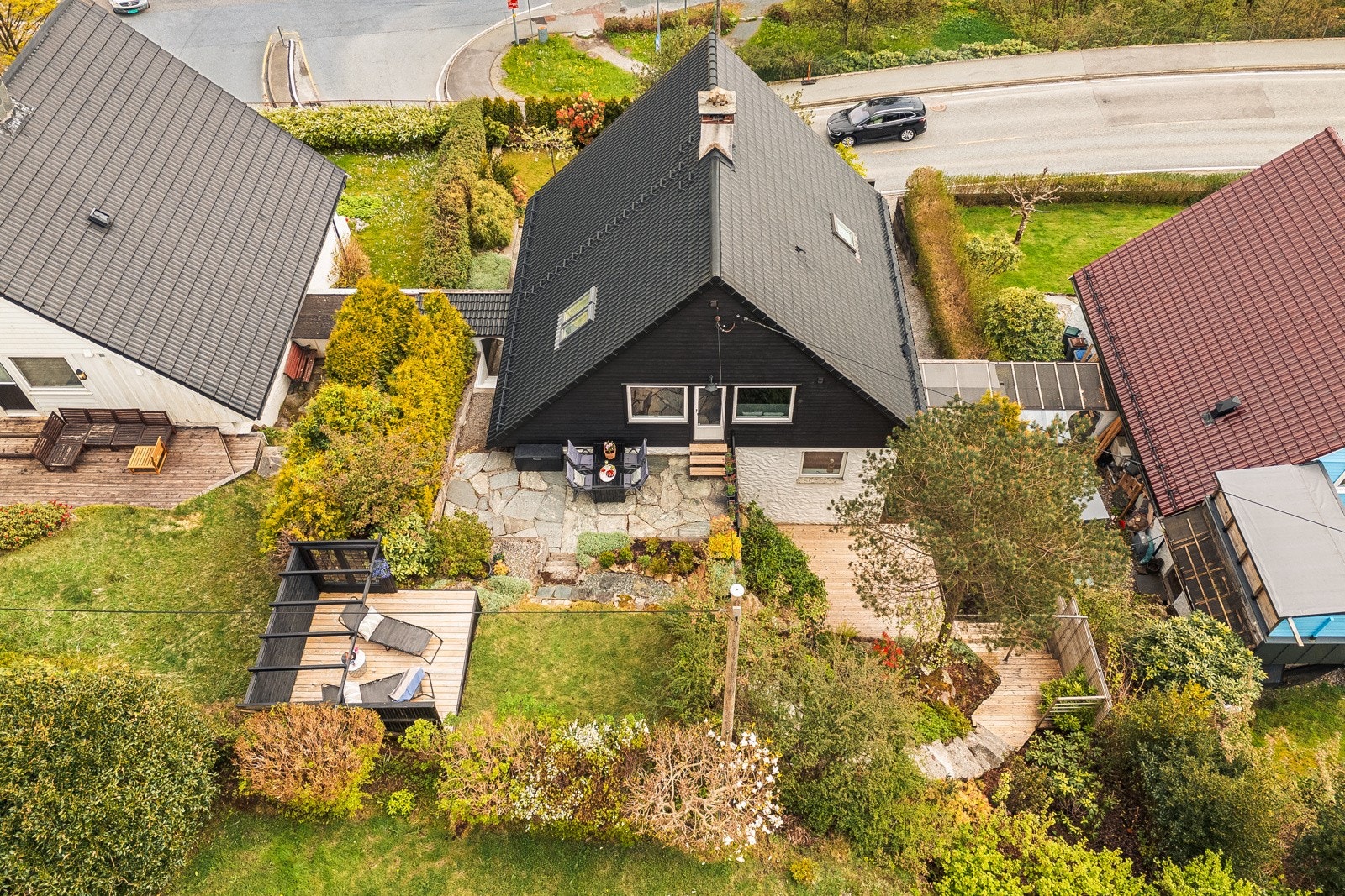 Pent opparbeidet hage med flere uteplasser og gode solforhold. Galleribilde