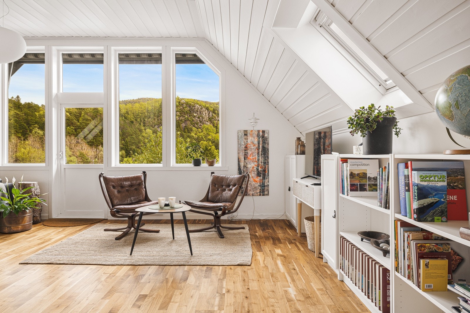 De store vindusflatene i stuen gir godt med naturlig lysinnslipp! Galleribilde