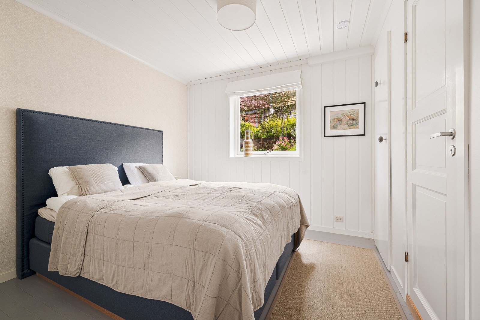 Det som i dag er brukt som hovedsoverom er på hele 11 kvm, og har god plass til seng, garderobeløsning, nattbord, samt skrivebord. Galleribilde