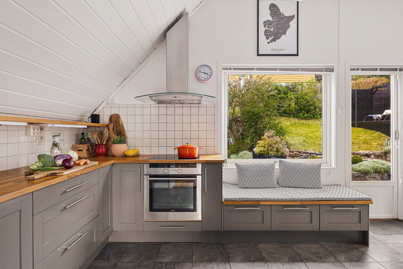 Kjøkkenventilator fra Røroshetta i børstet stål med avtrekk. Galleribilde