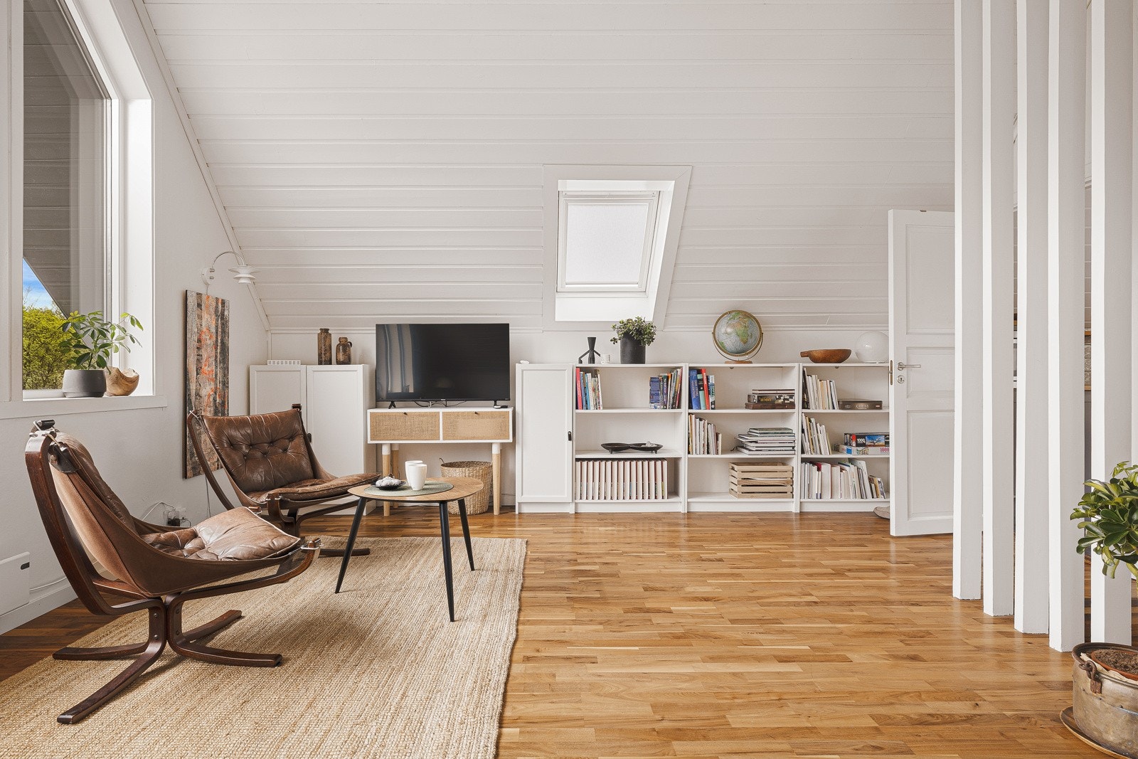 Rommet kan enkelt innredes i flere soner med sofagruppe og TV. Galleribilde